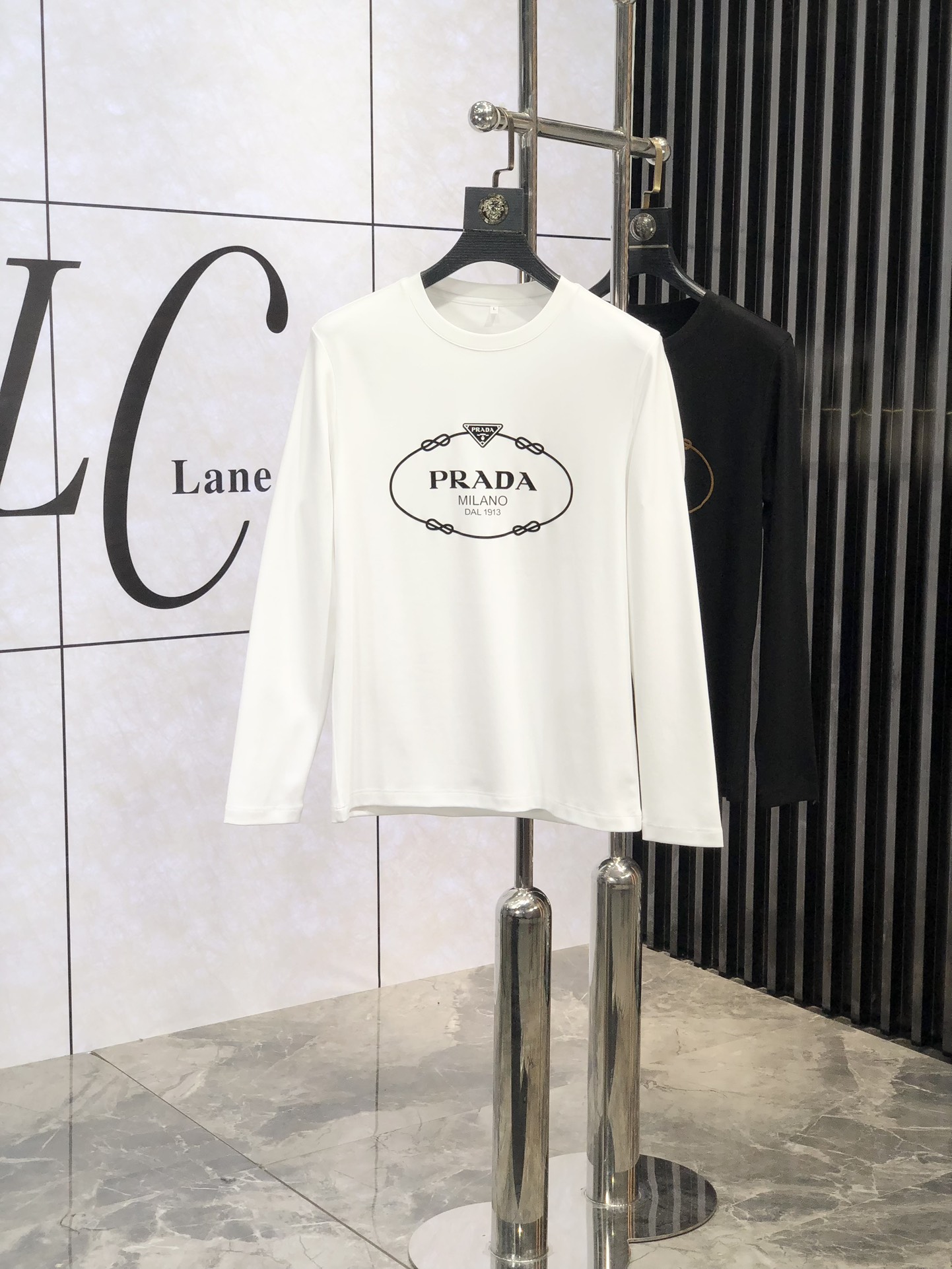 NO:119893,..Prada. Wear 200 kilograms. High-end quality. 25SS early spring new base sweatshirt. It uses jade silk cotton. 1f quality. It has moderate thickness and elasticity. High comfort. Wash and wear-resistant. Autumn items. Winter base products. Be sure to have two pieces for spare. Special recommendations from relatives and friends. Gifts are also the best choice!  Count.m-5xL.L wears 175/130 catties, prada, hoodie, sweatshirts, alexander wang19860909..普拉达.穿200斤.高端品质 25SS早春新品打底卫衣 采用玉蚕丝棉 1f质量杠杠的 厚度弹性适中 舒适性高 耐洗耐穿 秋季单品 冬季打底佳品 务必人手两件备用 亲戚好友特别推荐款 送礼也是最佳选择！ 码数.m-5xL.L穿175/130斤,,prada,hoodie,sweatshirts,alexander wang,Men's clothing