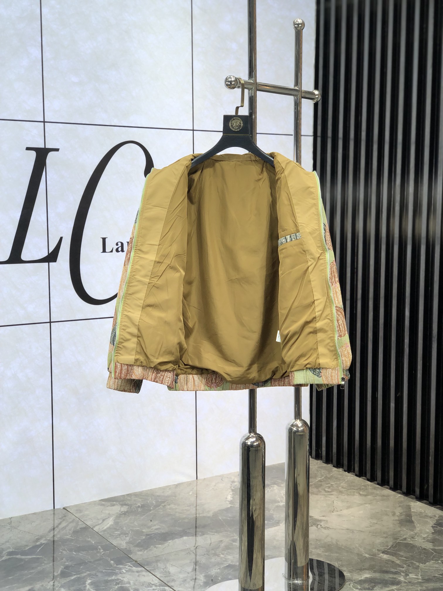 。LV。新品发售夹克外套，休闲日常穿搭！上身修饰身形、将时装美学和新都市商务休闲概念完美融合，通体将意式