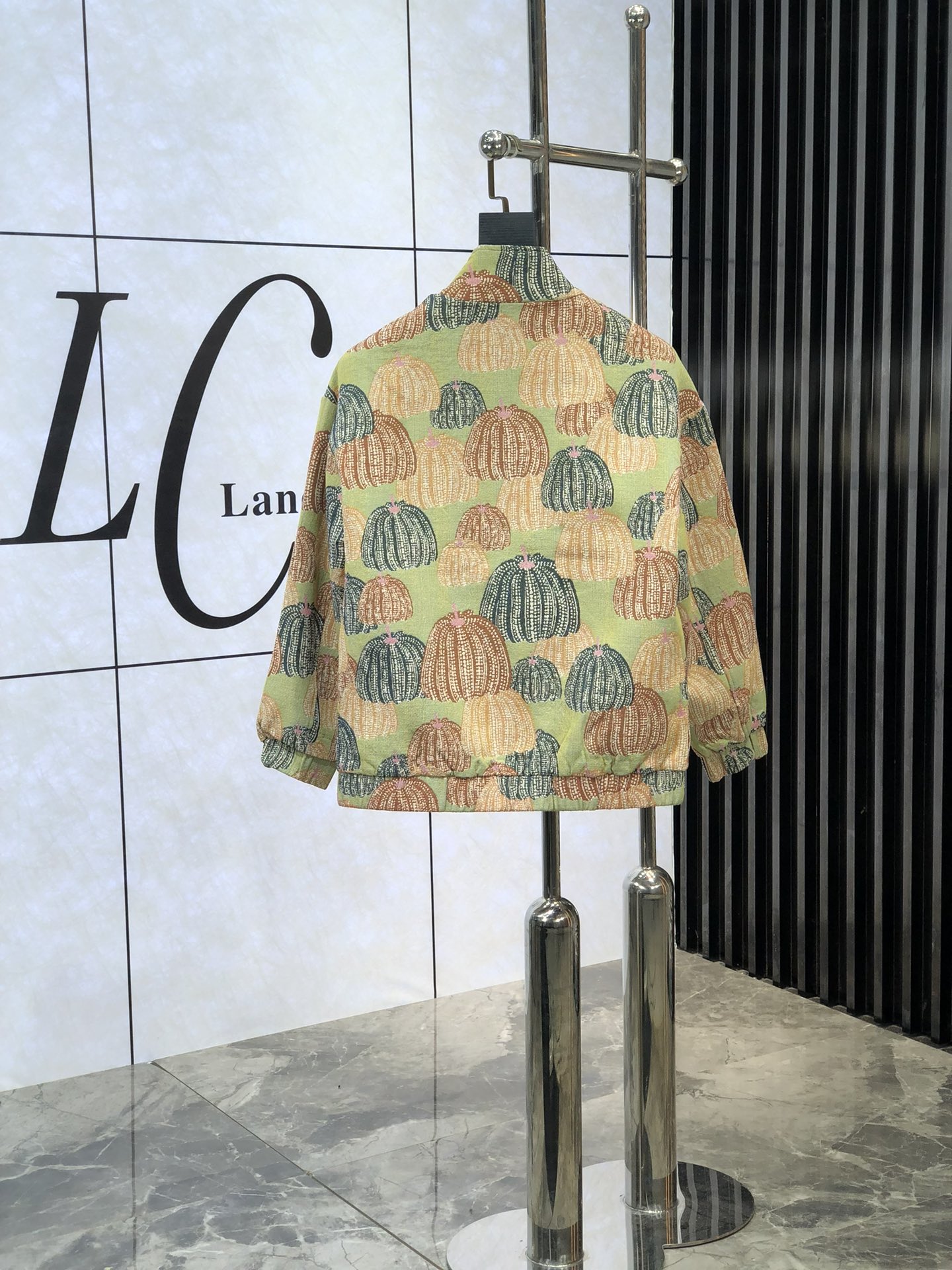 。LV。新品发售夹克外套，休闲日常穿搭！上身修饰身形、将时装美学和新都市商务休闲概念完美融合，通体将意式