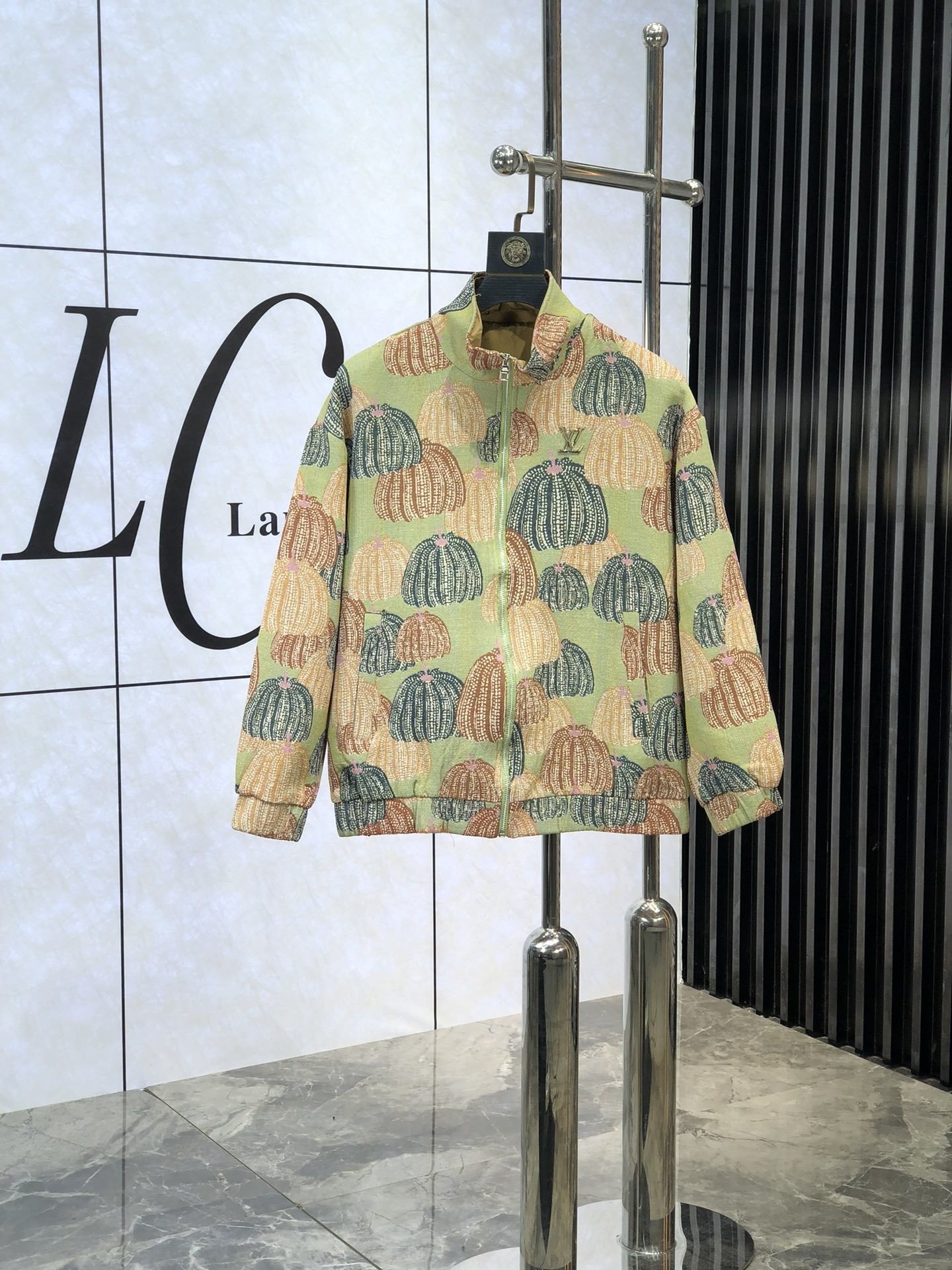 。LV。新品发售夹克外套，休闲日常穿搭！上身修饰身形、将时装美学和新都市商务休闲概念完美融合，通体将意式