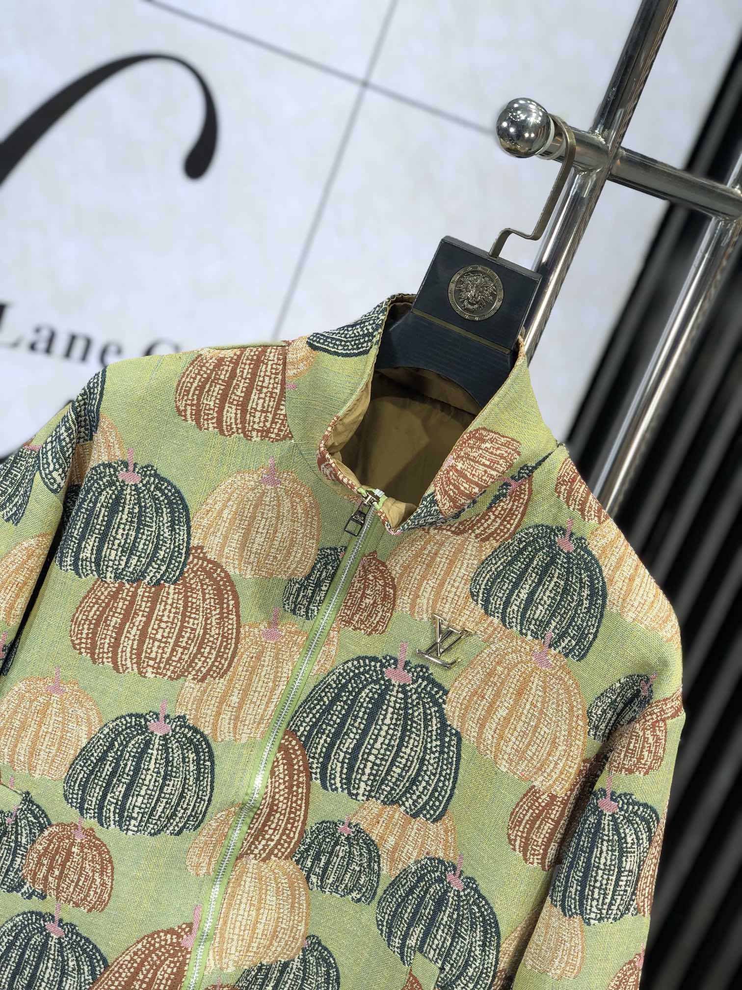。LV。新品发售夹克外套，休闲日常穿搭！上身修饰身形、将时装美学和新都市商务休闲概念完美融合，通体将意式