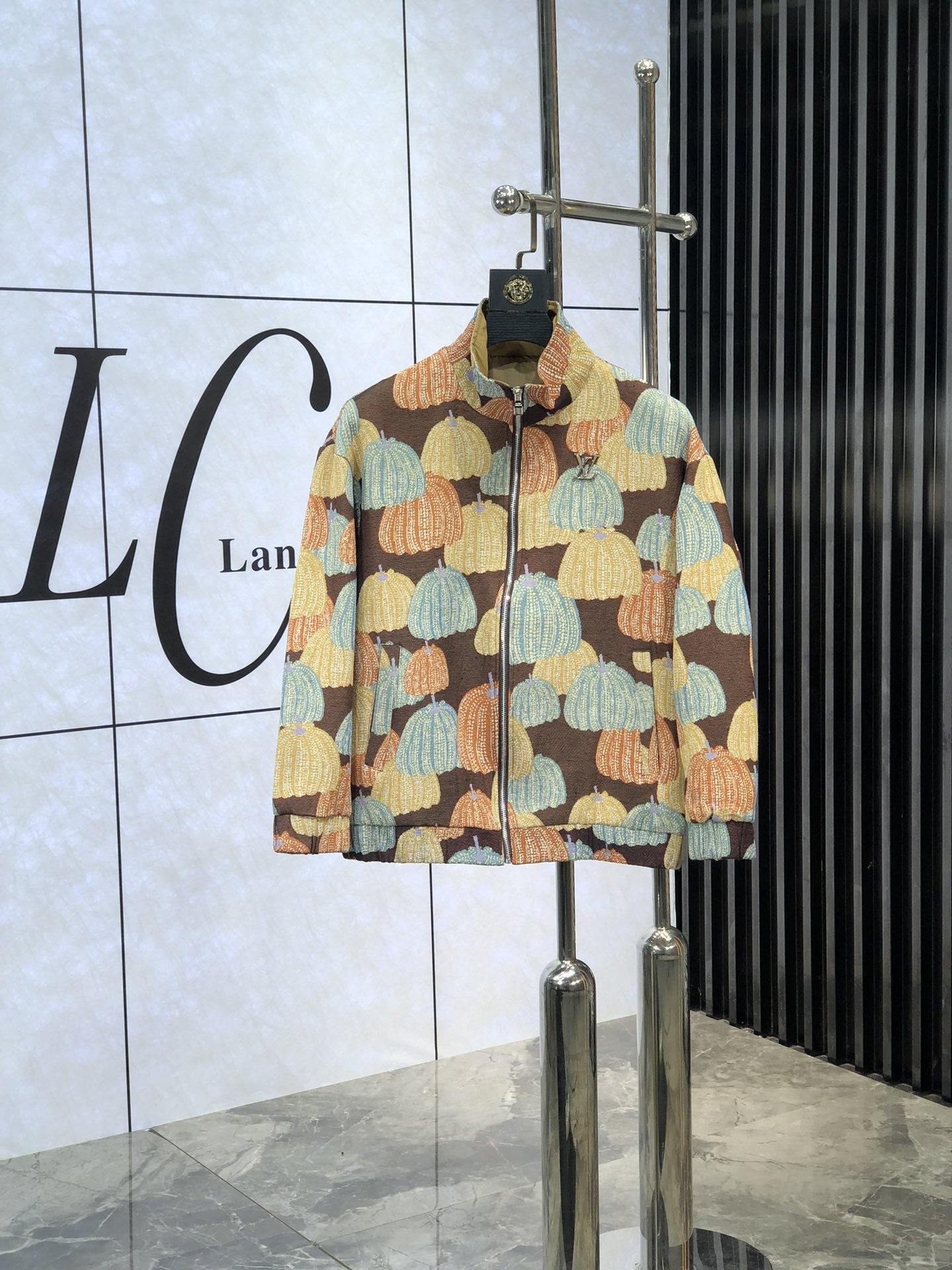 。Lv。新品发售夹克外套，休闲日常穿搭！上身修饰身形、将时装美学和新都市商务休闲概念完美融合，通体将意式