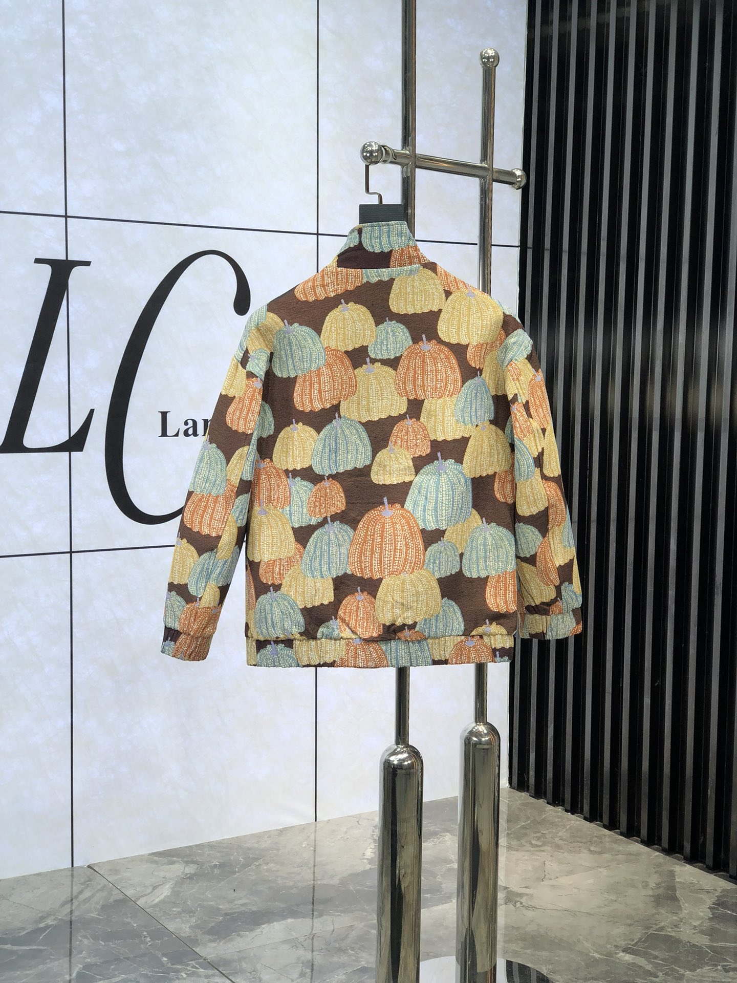 。Lv。新品发售夹克外套，休闲日常穿搭！上身修饰身形、将时装美学和新都市商务休闲概念完美融合，通体将意式