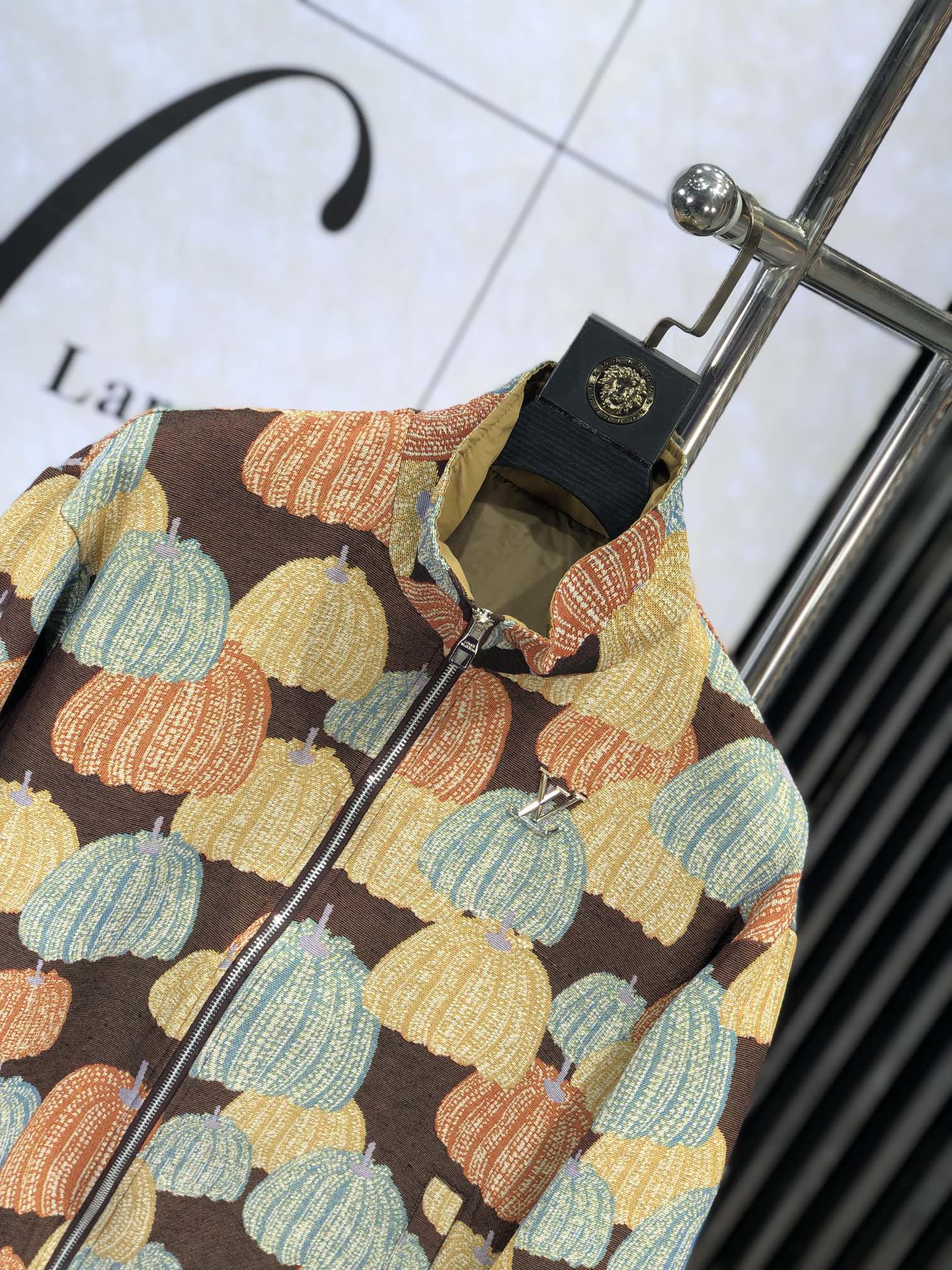 。Lv。新品发售夹克外套，休闲日常穿搭！上身修饰身形、将时装美学和新都市商务休闲概念完美融合，通体将意式