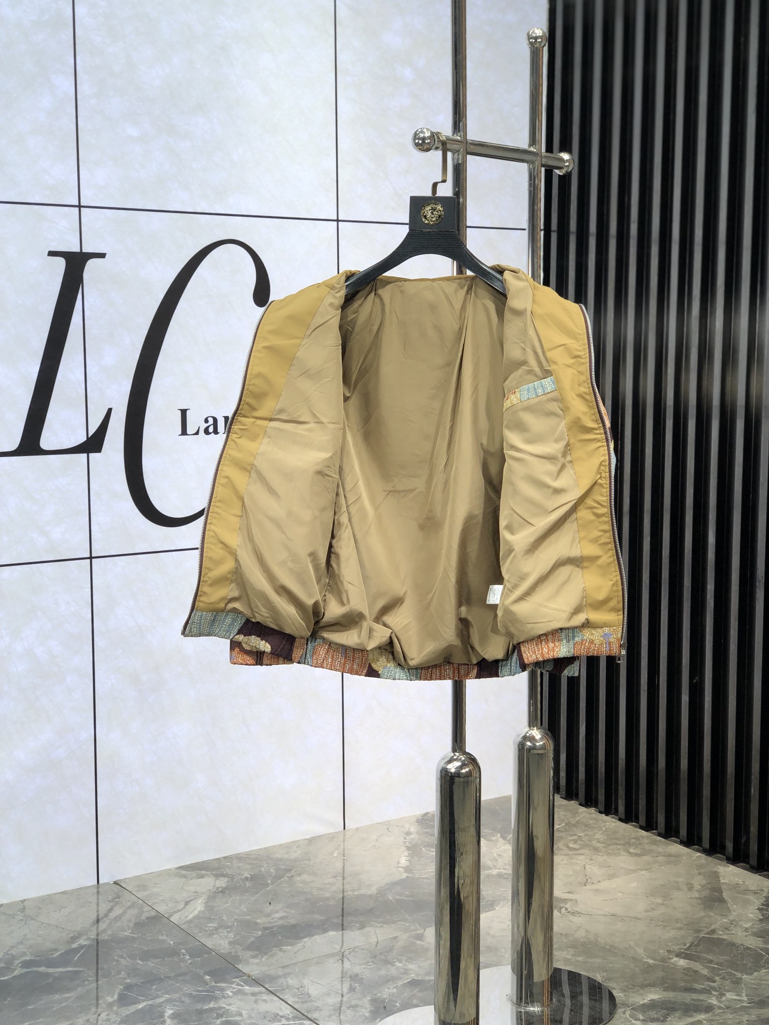 。Lv。新品发售夹克外套，休闲日常穿搭！上身修饰身形、将时装美学和新都市商务休闲概念完美融合，通体将意式