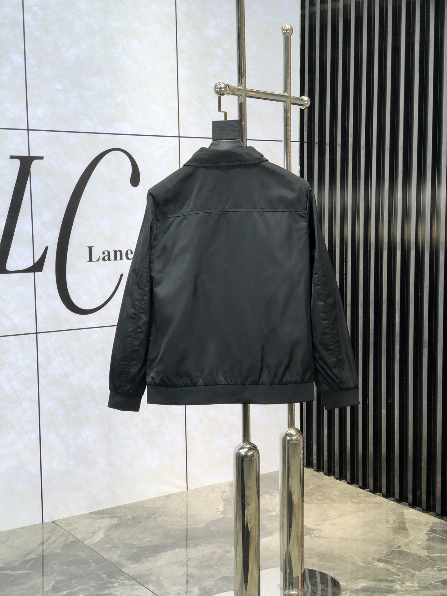  LV。新品发售夹克外套，休闲日常穿搭！上身修饰身形、将时装美学和新都市商务休闲概念完美融合，通体将意式