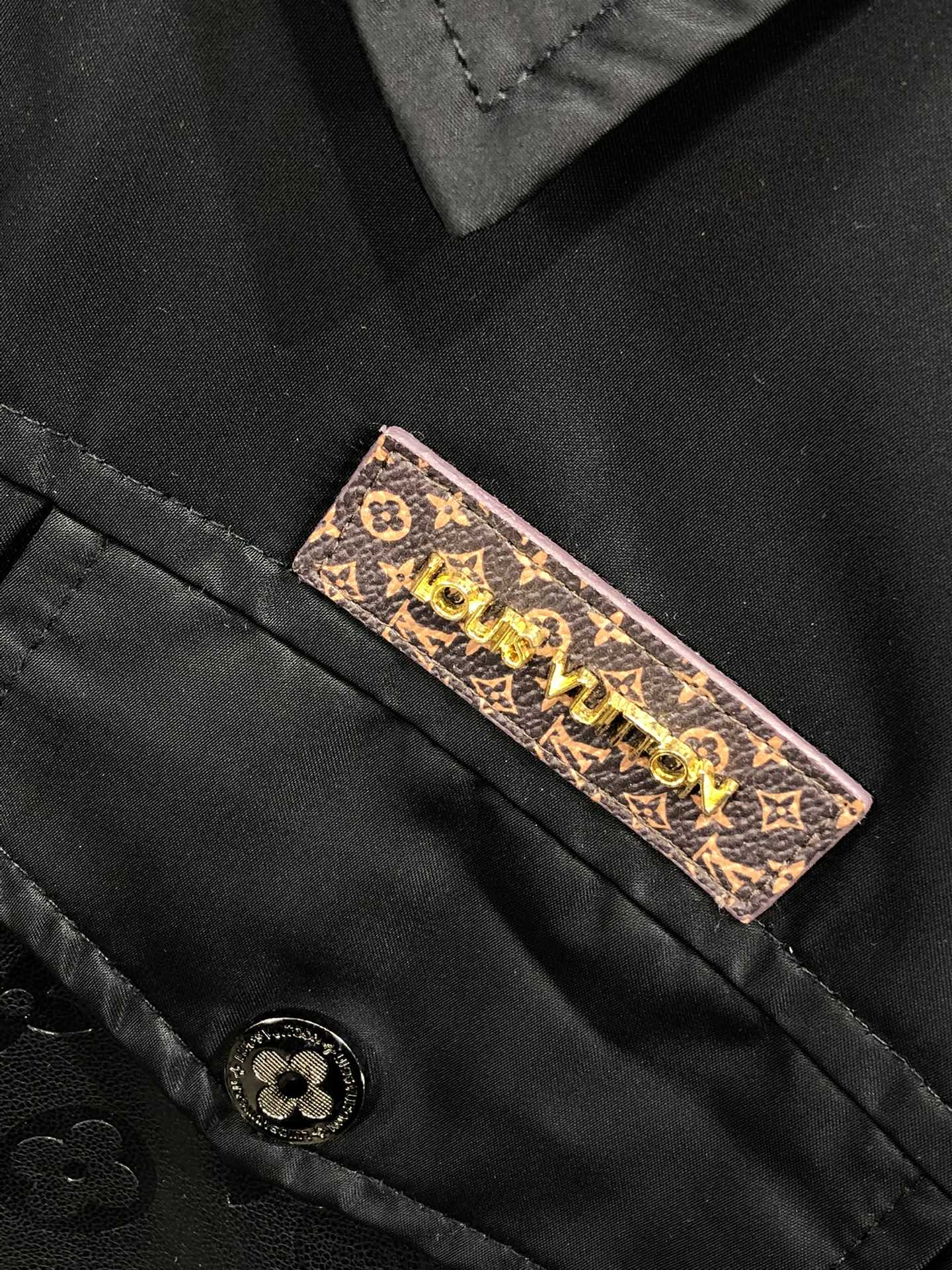  LV。新品发售夹克外套，休闲日常穿搭！上身修饰身形、将时装美学和新都市商务休闲概念完美融合，通体将意式