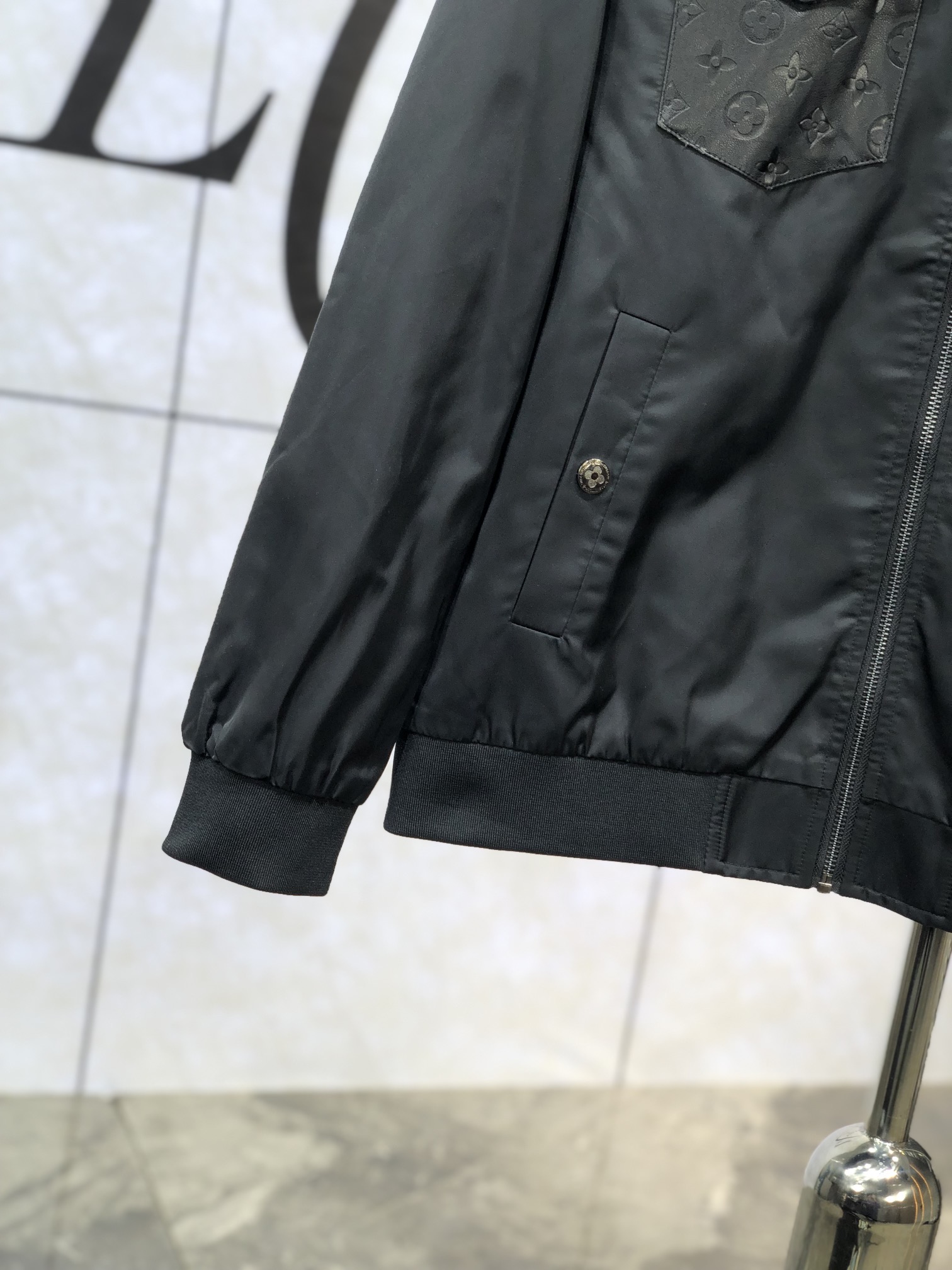  LV。新品发售夹克外套，休闲日常穿搭！上身修饰身形、将时装美学和新都市商务休闲概念完美融合，通体将意式