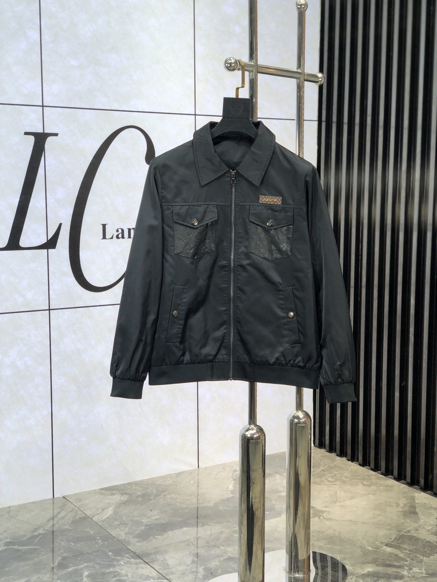  LV。新品发售夹克外套，休闲日常穿搭！上身修饰身形、将时装美学和新都市商务休闲概念完美融合，通体将意式