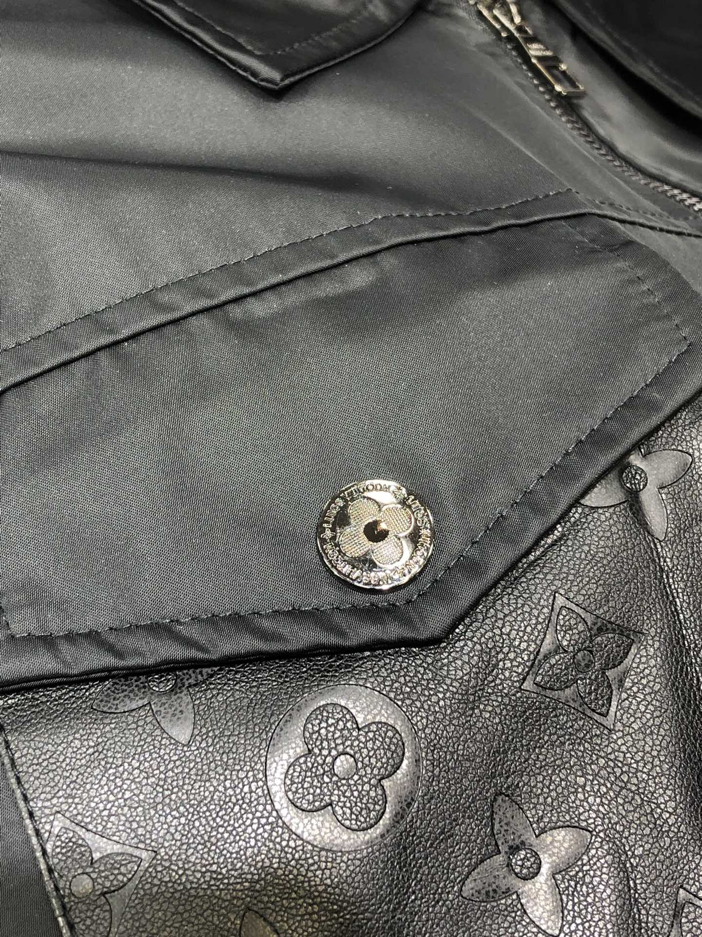  LV。新品发售夹克外套，休闲日常穿搭！上身修饰身形、将时装美学和新都市商务休闲概念完美融合，通体将意式
