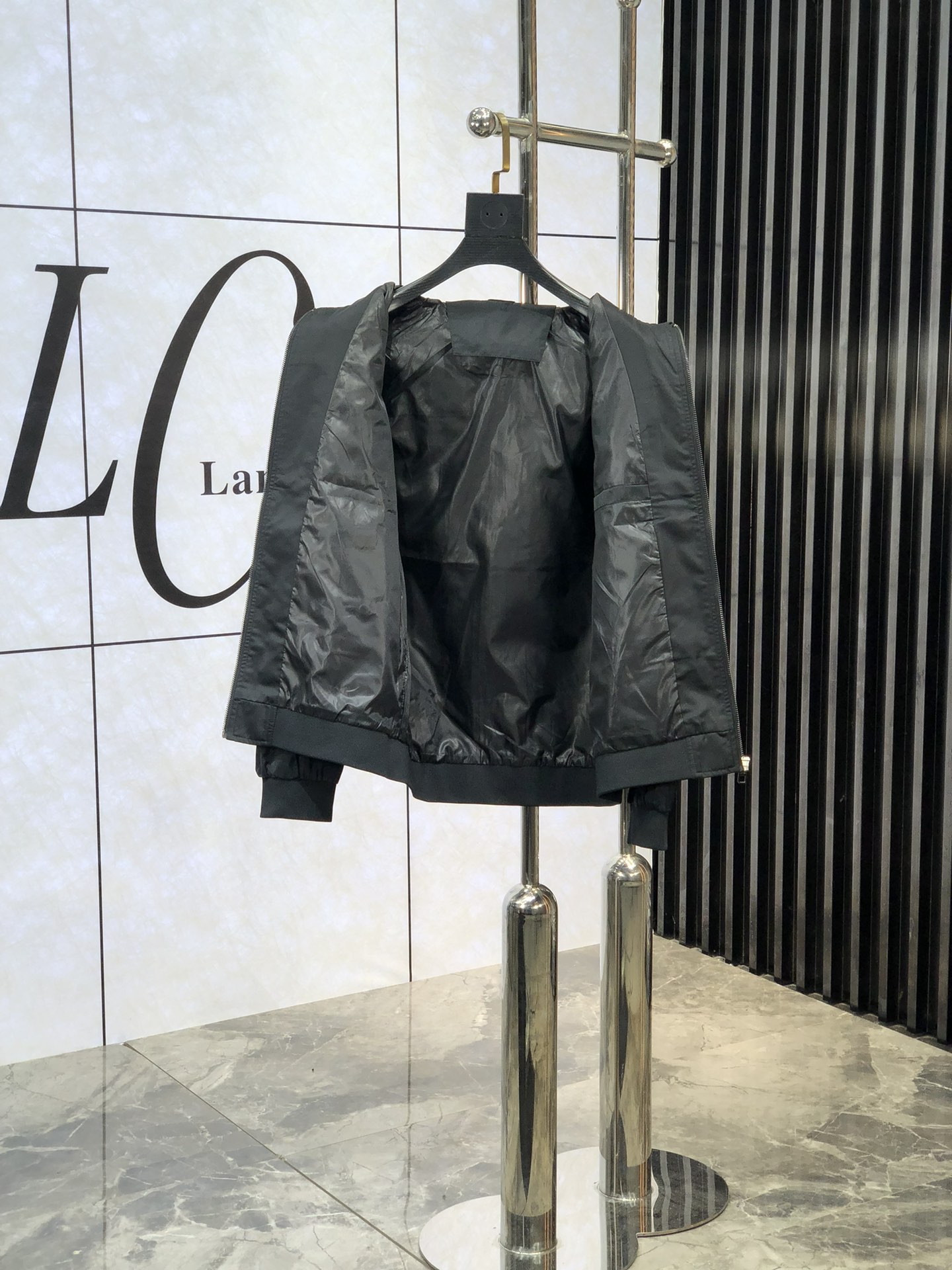  LV。新品发售夹克外套，休闲日常穿搭！上身修饰身形、将时装美学和新都市商务休闲概念完美融合，通体将意式