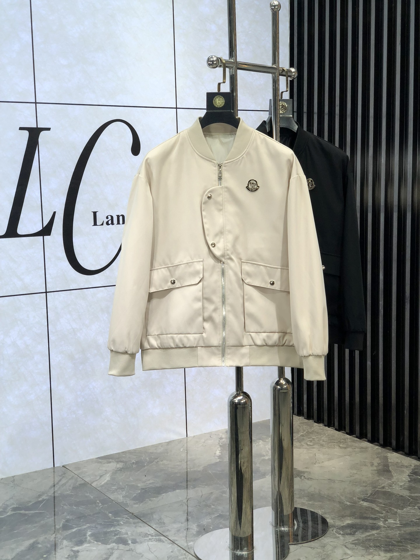 。蒙口。新品发售夹克外套，休闲日常穿搭！上身修饰身形、将时装美学和新都市商务休闲概念完美融合，通体将意式