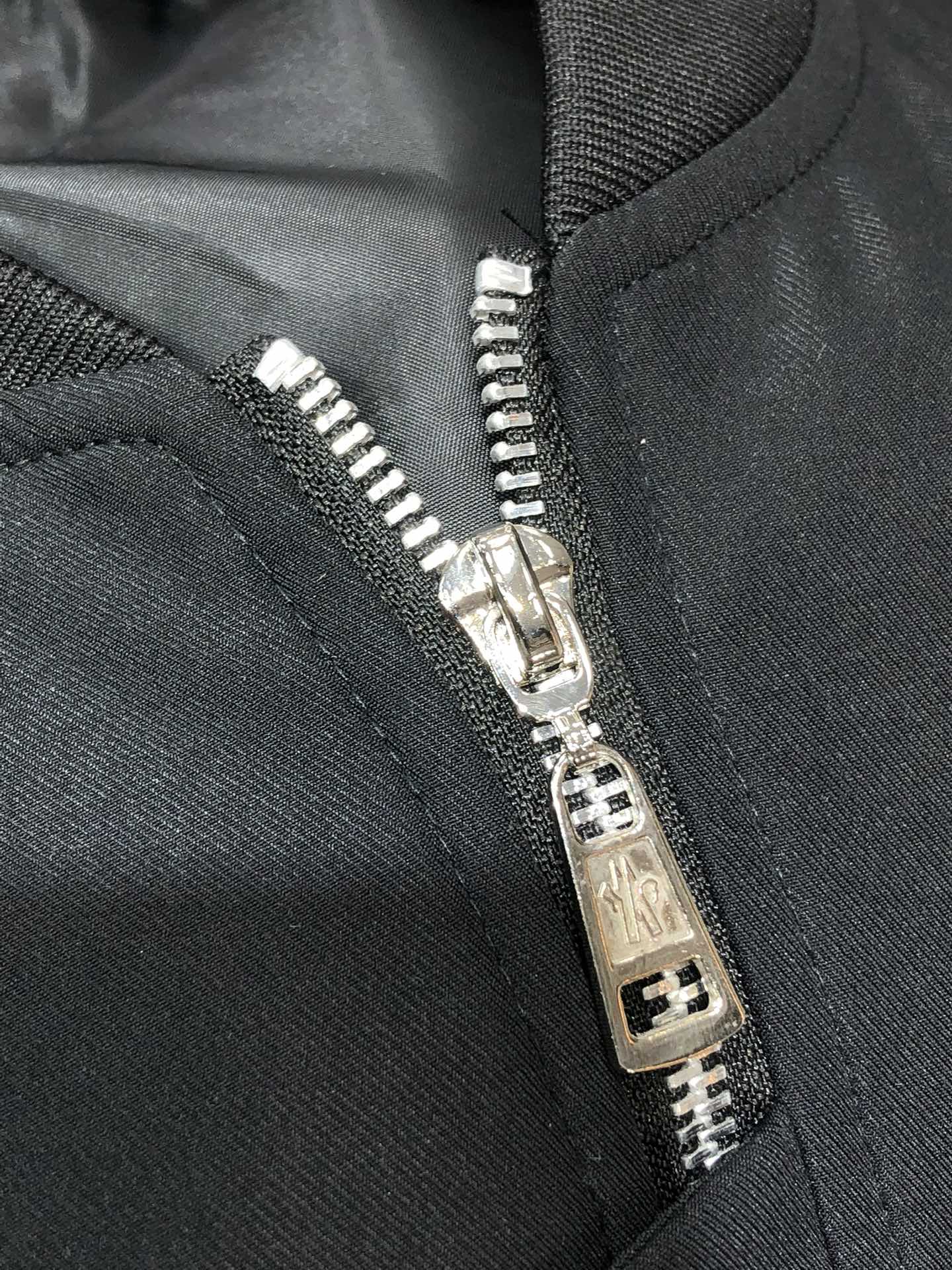 。蒙口。新品发售夹克外套，休闲日常穿搭！上身修饰身形、将时装美学和新都市商务休闲概念完美融合，通体将意式
