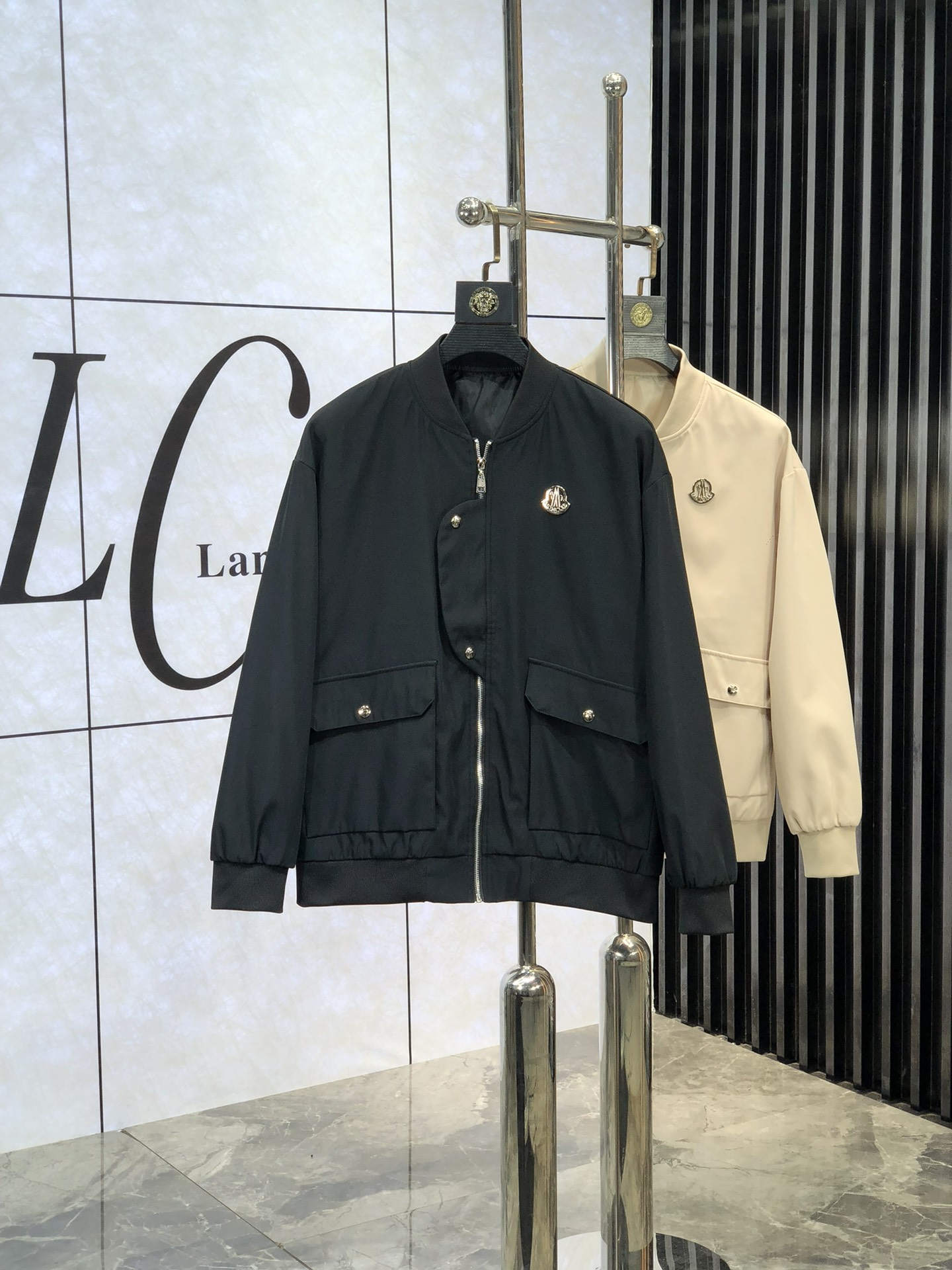 。蒙口。新品发售夹克外套，休闲日常穿搭！上身修饰身形、将时装美学和新都市商务休闲概念完美融合，通体将意式