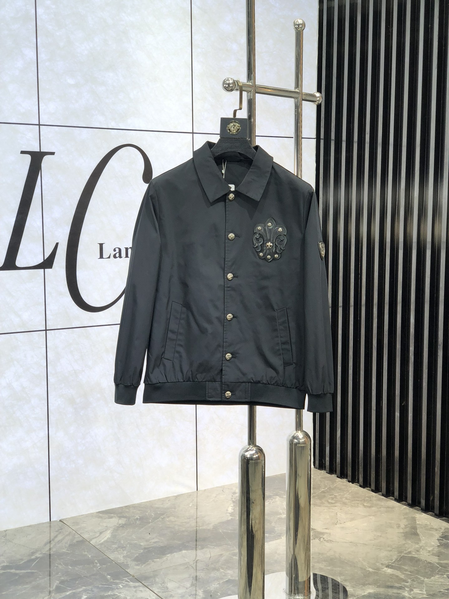 。克罗心。新品发售夹克外套，休闲日常穿搭！上身修饰身形、将时装美学和新都市商务休闲概念完美融合，通体将意