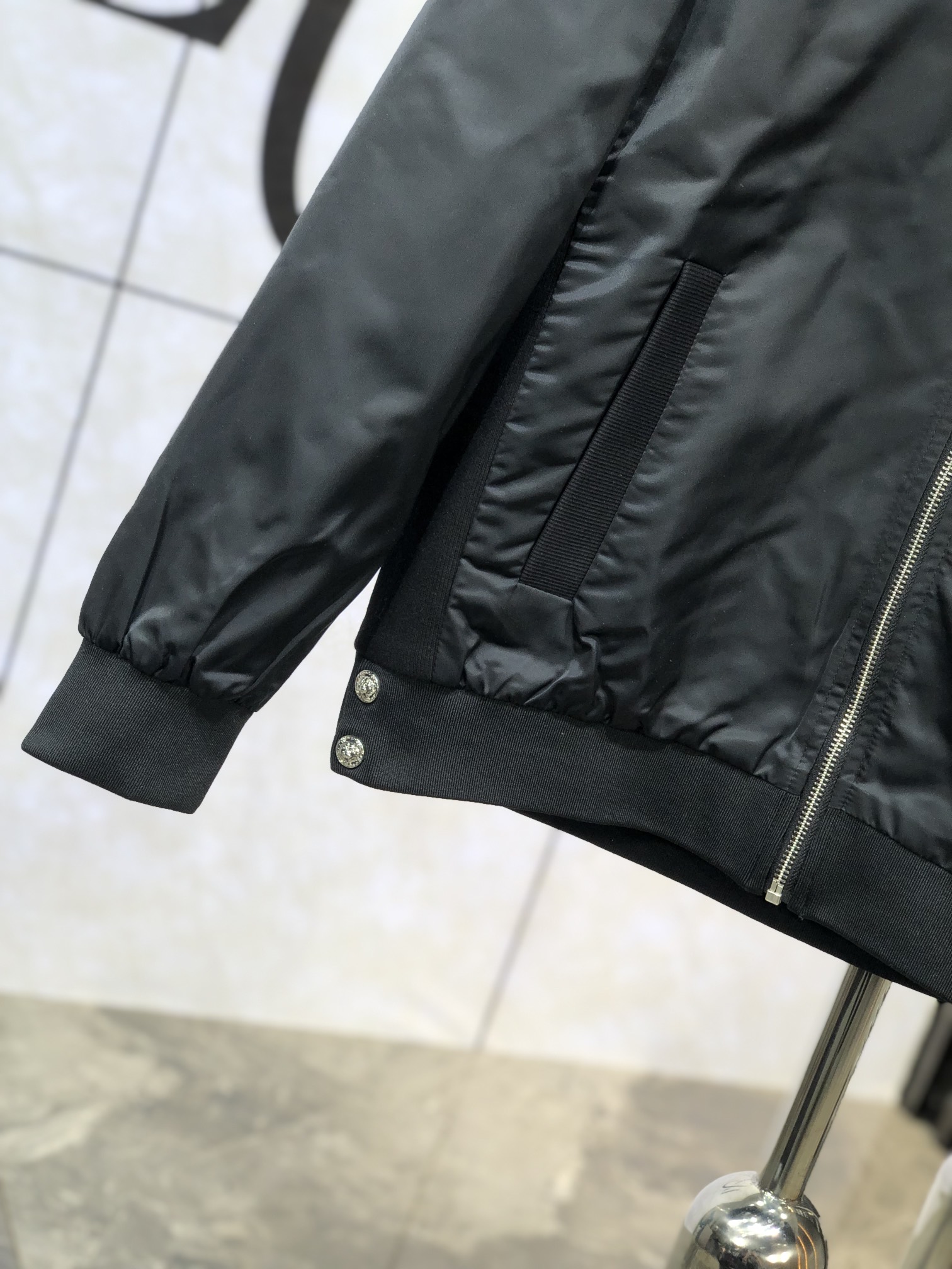 。TB。新品发售夹克外套，休闲日常穿搭！上身修饰身形、将时装美学和新都市商务休闲概念完美融合，通体将意式