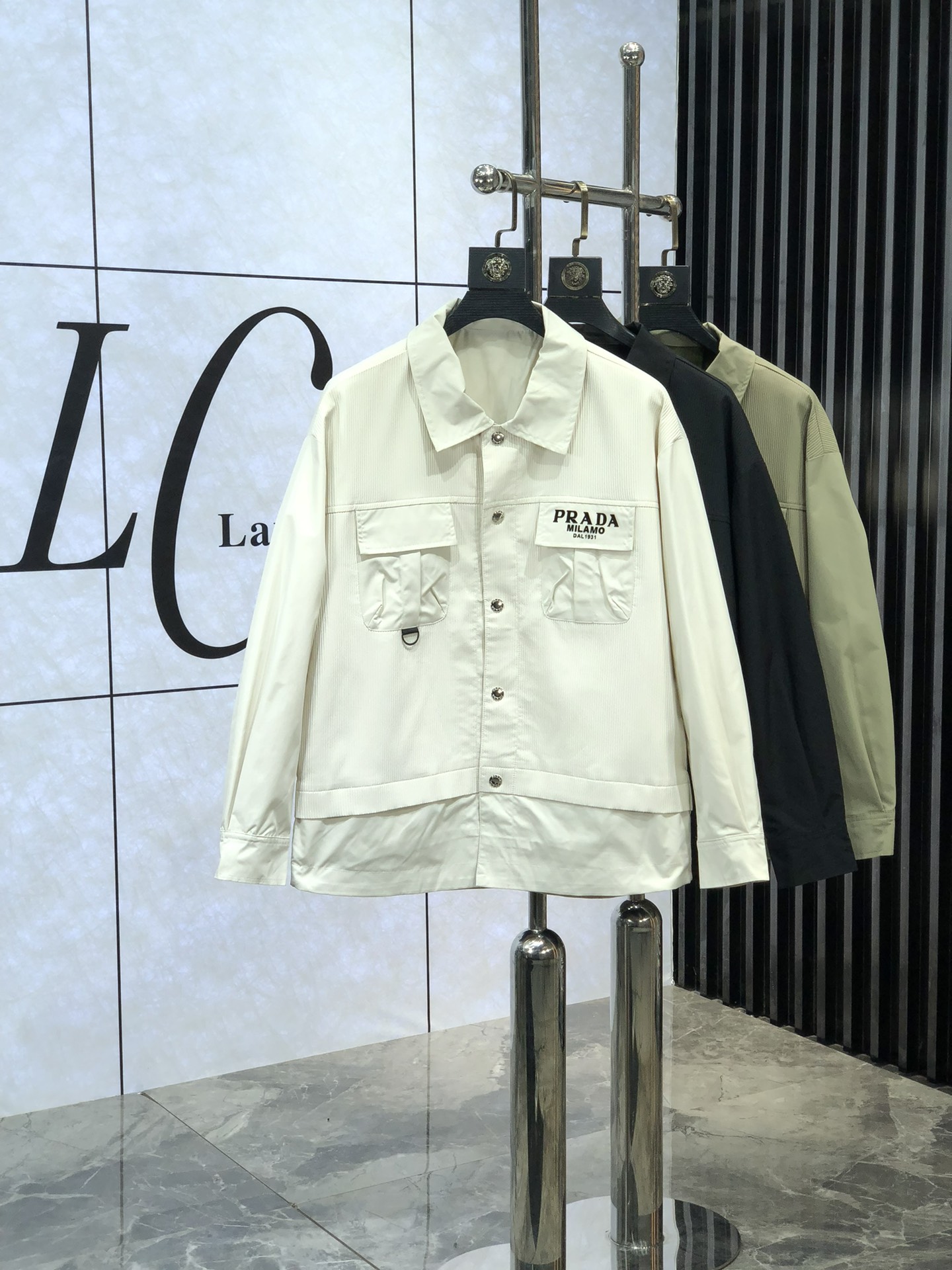 。普拉达。新品发售夹克外套，休闲日常穿搭！上身修饰身形、将时装美学和新都市商务休闲概念完美融合，通体将意