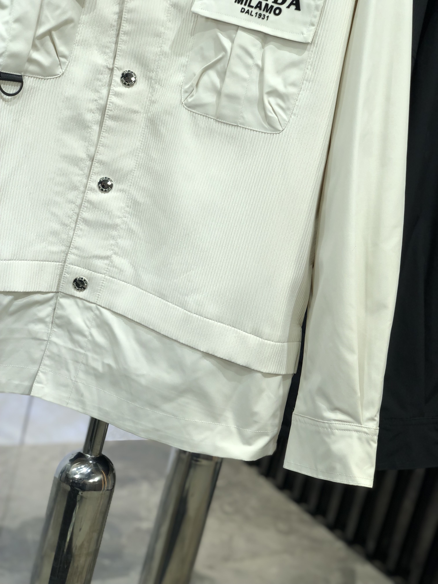 。普拉达。新品发售夹克外套，休闲日常穿搭！上身修饰身形、将时装美学和新都市商务休闲概念完美融合，通体将意