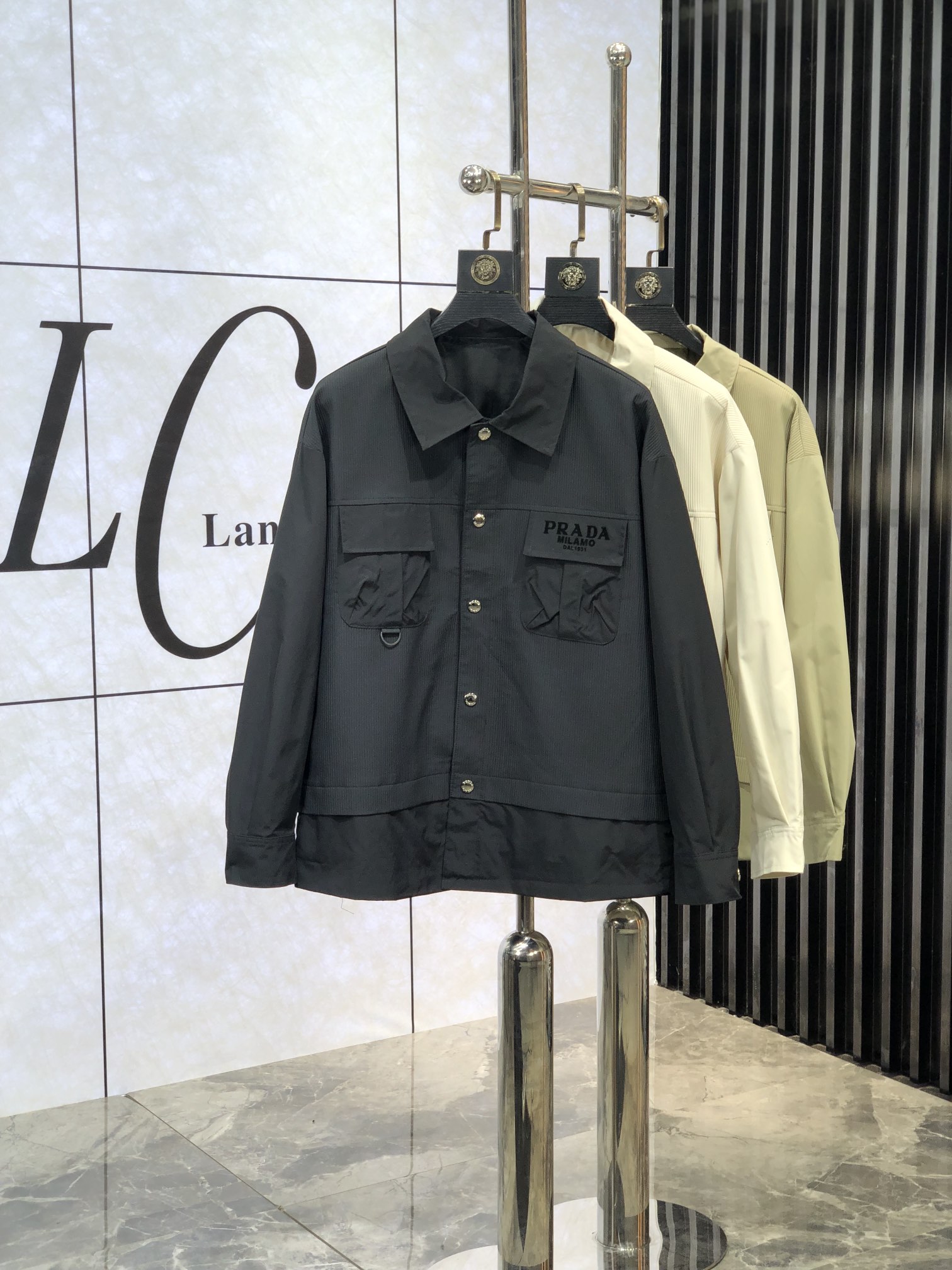 。普拉达。新品发售夹克外套，休闲日常穿搭！上身修饰身形、将时装美学和新都市商务休闲概念完美融合，通体将意