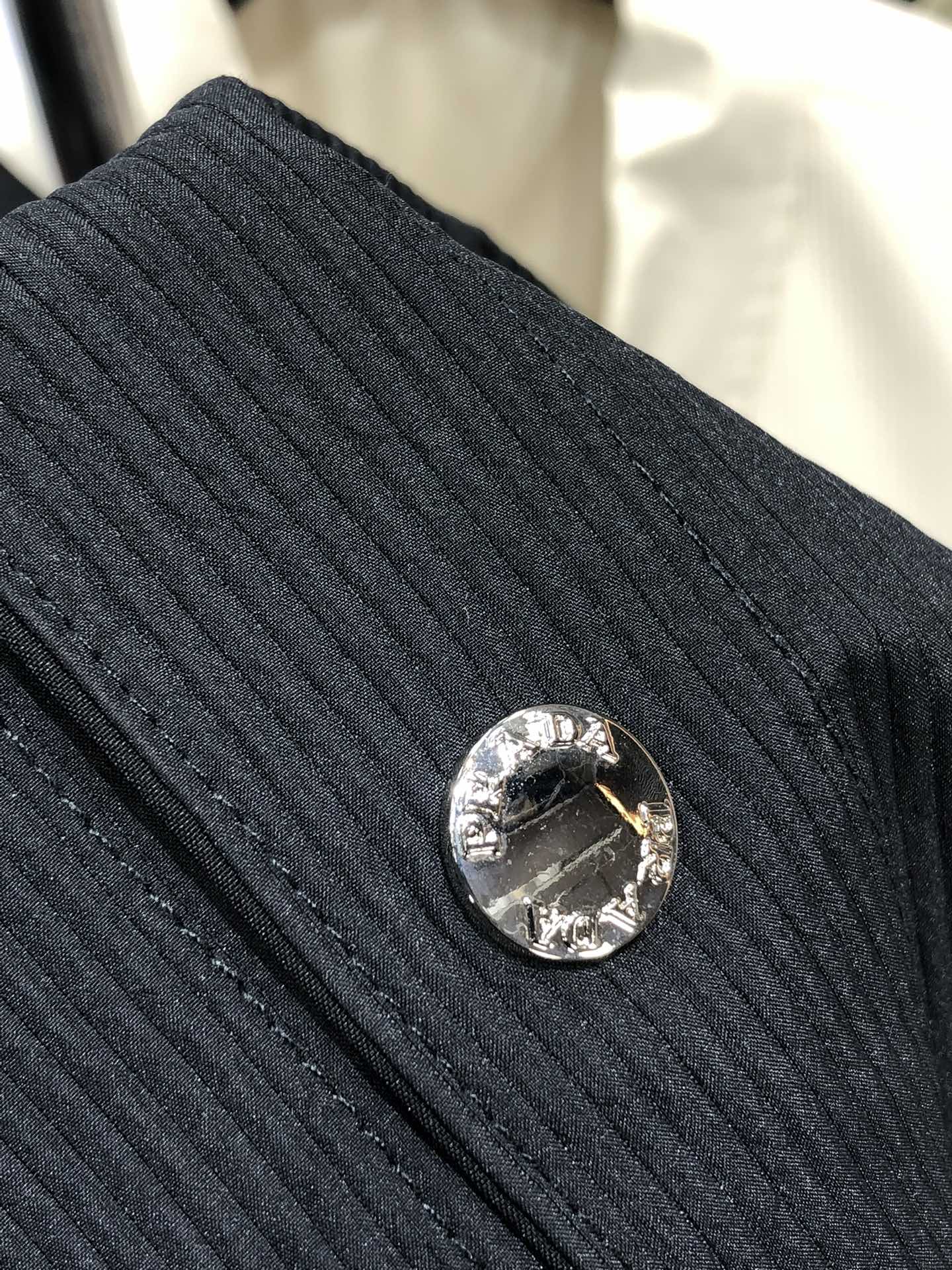 。普拉达。新品发售夹克外套，休闲日常穿搭！上身修饰身形、将时装美学和新都市商务休闲概念完美融合，通体将意