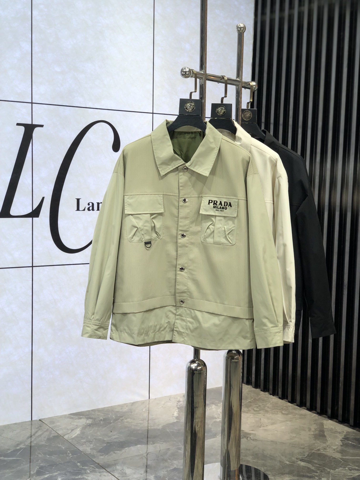 。普拉达。新品发售夹克外套，休闲日常穿搭！上身修饰身形、将时装美学和新都市商务休闲概念完美融合，通体将意
