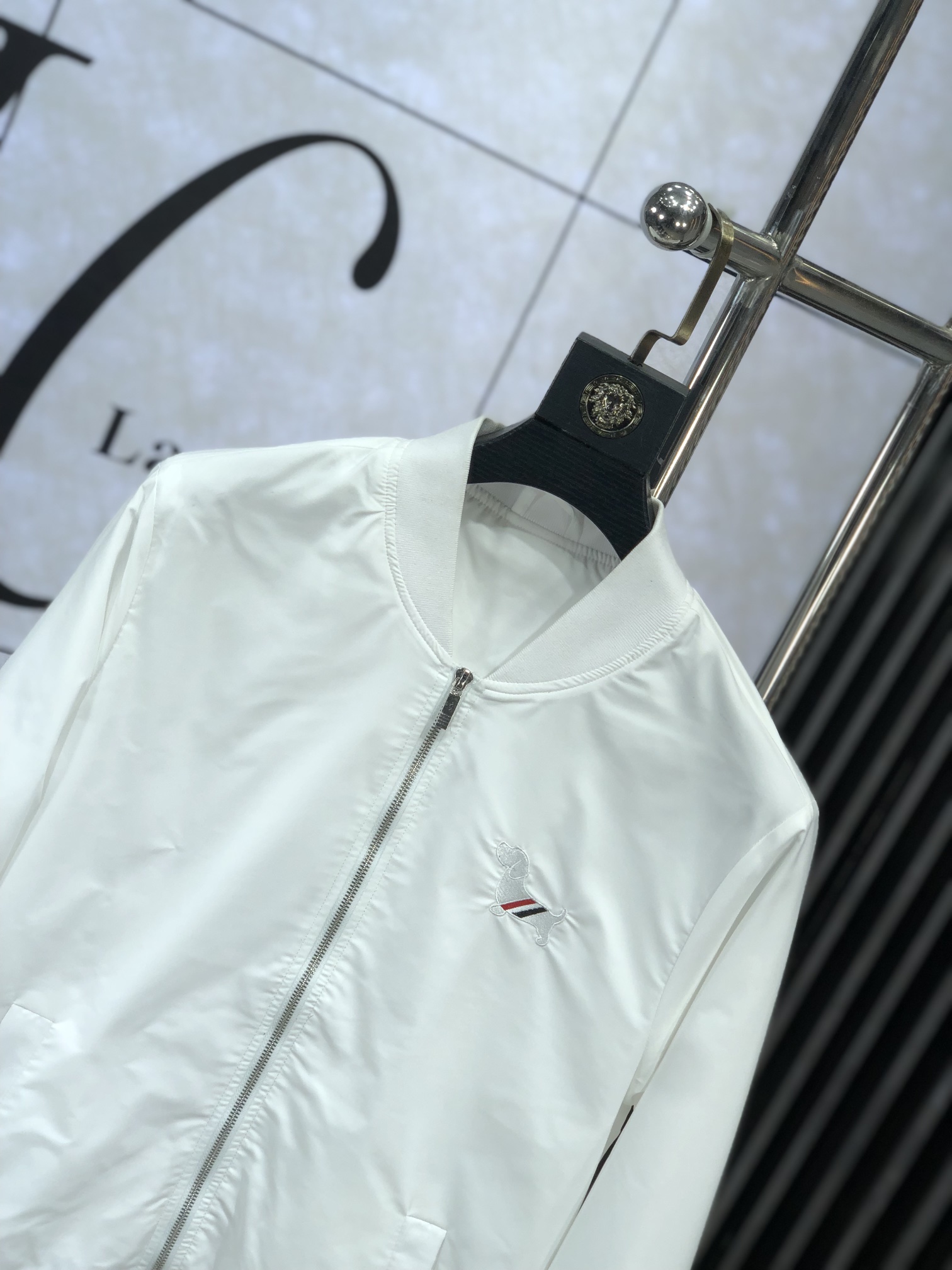 。TB。新品发售夹克外套，休闲日常穿搭！上身修饰身形、将时装美学和新都市商务休闲概念完美融合，通体将意式