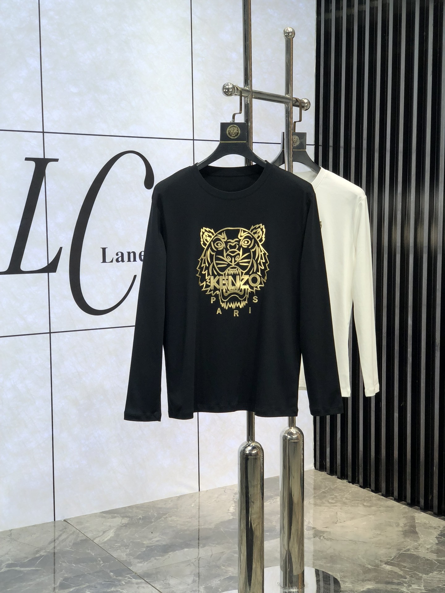 NO:116660,..kenzo.High-end quality 25SS early spring new base sweatshirt adopts 25-year gram weight 300g cotton 3 quality 3 moderate thickness elasticity, high comfort, wash-resistant and wearable. Autumn items, winter base products, must be spare for two pieces. Special recommendations from relatives and friends. Gifts are also the best choice!  Count.m-xxxL.m wears 175/130 catties, hoodie, sweatshirts, alexander wang19860909..kenzo.高端品质 25SS早春新品打底卫衣 采用25年克重300g人棉 3质量杠杠的 厚度弹性适中 舒适性高 耐洗耐穿 秋季单品 冬季打底佳品 务必人手两件备用 亲戚好友特别推荐款 送礼也是最佳选择！ 码数.m-xxxL.m穿175/130斤,,hoodie,sweatshirts,alexander wang,Men's clothing