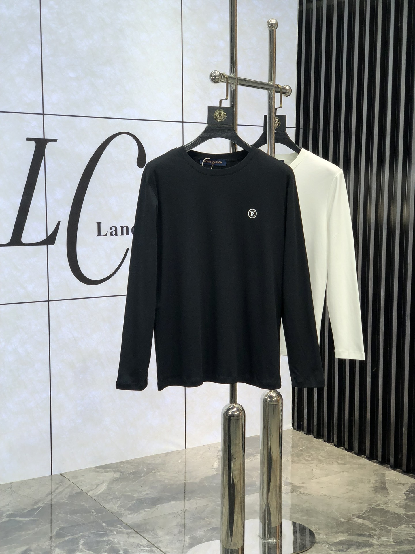 NO:116647,..Lv. High-end quality 25SS early spring new base sweatshirt adopts 25-year gram weight 300g cotton 3 quality 3 moderate thickness elasticity, high comfort, wash-resistant and wearable. Autumn items, winter base products, must be spare for two pieces. Special recommendations from relatives and friends. Gifts are also the best choice!  Count.m-xxxL.m wears 175/130 catties, louis vuitton, hoodie, sweatshirts, alexander wang19860909..Lv.高端品质 25SS早春新品打底卫衣 采用25年克重300g人棉 3质量杠杠的 厚度弹性适中 舒适性高 耐洗耐穿 秋季单品 冬季打底佳品 务必人手两件备用 亲戚好友特别推荐款 送礼也是最佳选择！ 码数.m-xxxL.m穿175/130斤,,louis vuitton,hoodie,sweatshirts,alexander wang,Men's clothing