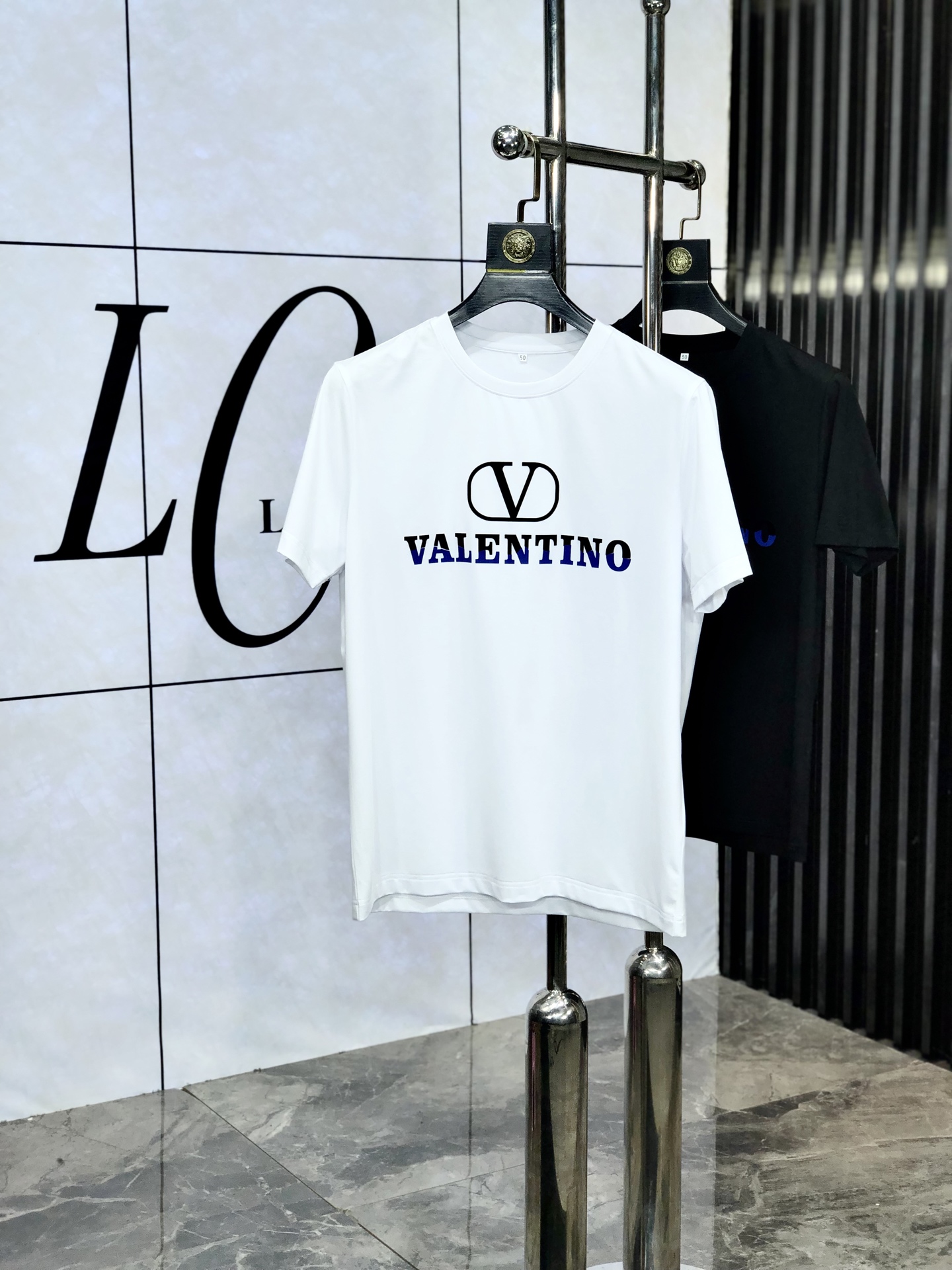 NO:450985,.Valentino. Wear 220 kilograms. New spring and summer products, fashionable round neck short sleeves, high-end custom versatile style!  More practical, anyone can easily control it. It is made of double mercerized fabric, luxurious and classic brand logo design, 1f is very high-end and must-have if you understand the goods!  The style and tailoring are slim styles, which are very exquisite, showing aura and highlighting the exquisiteness of business men. This is the unique feature, the right slim fit, and the upper body effect is very good!  Size M-6XL m wear 175/120 catties., valentino, T-shirt, alexander wang19860909.华伦天奴.穿220斤.春夏新品时尚圆领短袖高级定制百搭款式！更有实用感 任何人都可以轻松驾驭 采用双丝光面料制作,奢华经典品牌logo设计,1f非常显档次懂货的必须入！版型剪裁属于修身款 非常精致,显气场,又会凸显商务男士的精致,这就是独到之处,恰到好处的修身,上身效果非常赞！ 尺码M-6XL m穿175/120斤.,,valentino,T-shirt,alexander wang,Men's clothing