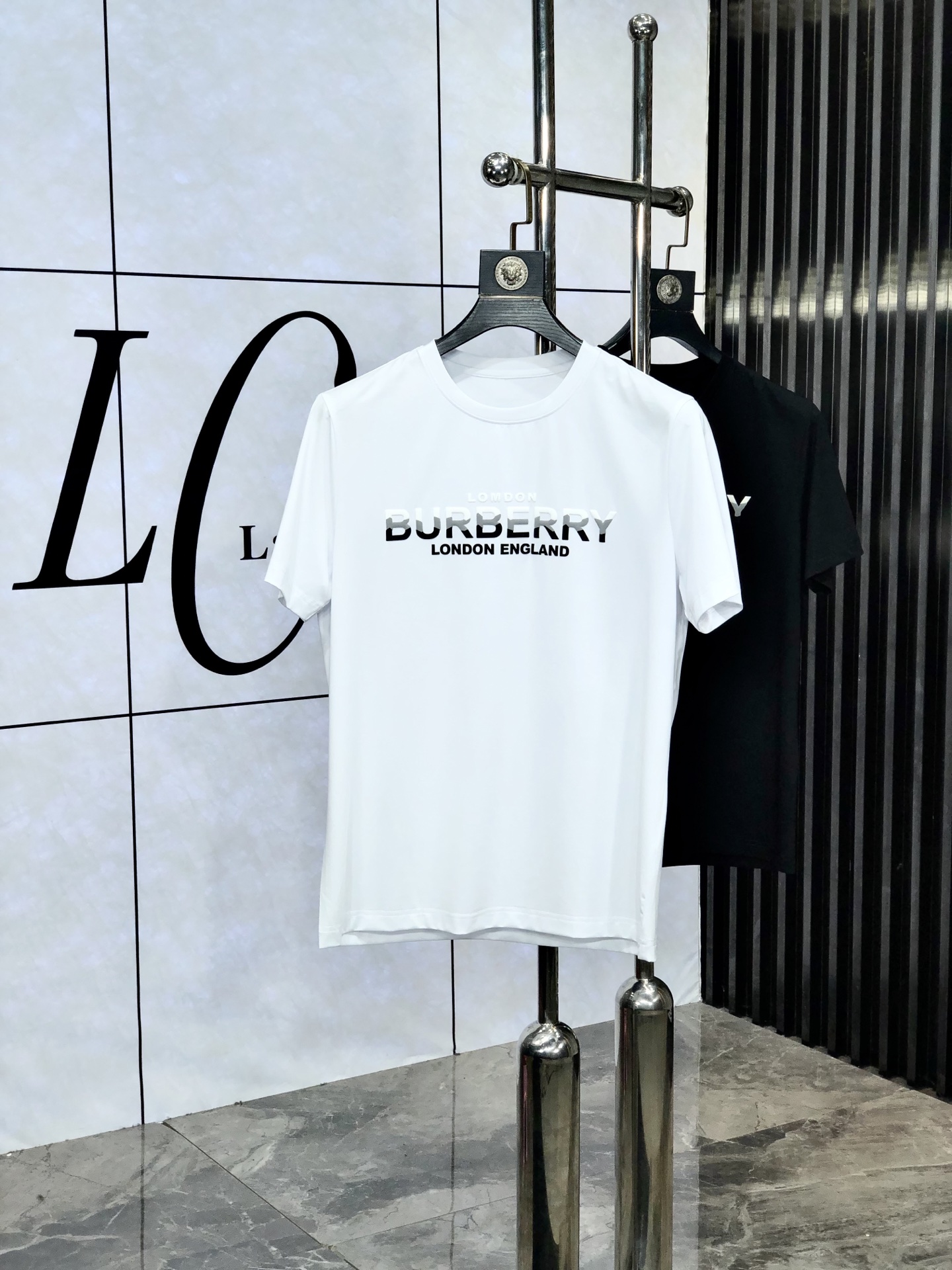 NO:450990,.Burberry. Wear 220 kilograms. New spring and summer products, fashionable round neck short sleeves, high-end custom versatile style!  More practical, anyone can easily control it. It is made of double mercerized fabric, luxurious and classic brand logo design, 1f is very high-end and must-have if you understand the goods!  The style and tailoring are slim styles, which are very exquisite, showing aura and highlighting the exquisiteness of business men. This is the unique feature, the right slim fit, and the upper body effect is very good!  Size M-6XL m wear 175/120 catties., burberry, T-shirt, alexander wang19860909.巴宝莉.穿220斤.春夏新品时尚圆领短袖高级定制百搭款式！更有实用感 任何人都可以轻松驾驭 采用双丝光面料制作,奢华经典品牌logo设计,1f非常显档次懂货的必须入！版型剪裁属于修身款 非常精致,显气场,又会凸显商务男士的精致,这就是独到之处,恰到好处的修身,上身效果非常赞！ 尺码M-6XL m穿175/120斤.,,burberry,T-shirt,alexander wang,Men's clothing