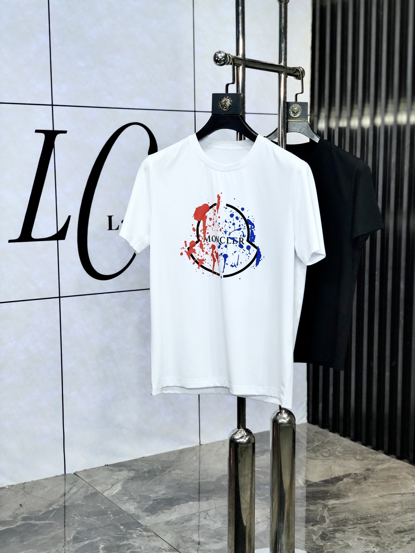 NO:450995,. Covered mouth. Wear 220 kilograms. New spring and summer products with fashionable round neck short sleeves high-end custom versatile style!  More practical, anyone can easily control it. It is made of double mercerized fabric, luxurious and classic brand logo design, 1f is very high-end and must-have if you understand the goods!  The style and tailoring are slim styles, which are very exquisite, showing aura and highlighting the exquisiteness of business men. This is the unique feature, the right slim fit, and the upper body effect is very good!  Size M-6XL m wear 175/120 catties., Moncler, T-shirt, alexander wang19860909.蒙口.穿220斤.春夏新品时尚圆领短袖高级定制百搭款式！更有实用感 任何人都可以轻松驾驭 采用双丝光面料制作,奢华经典品牌logo设计,1f非常显档次懂货的必须入！版型剪裁属于修身款 非常精致,显气场,又会凸显商务男士的精致,这就是独到之处,恰到好处的修身,上身效果非常赞！ 尺码M-6XL m穿175/120斤.,,Moncler,T-shirt,alexander wang,Men's clothing