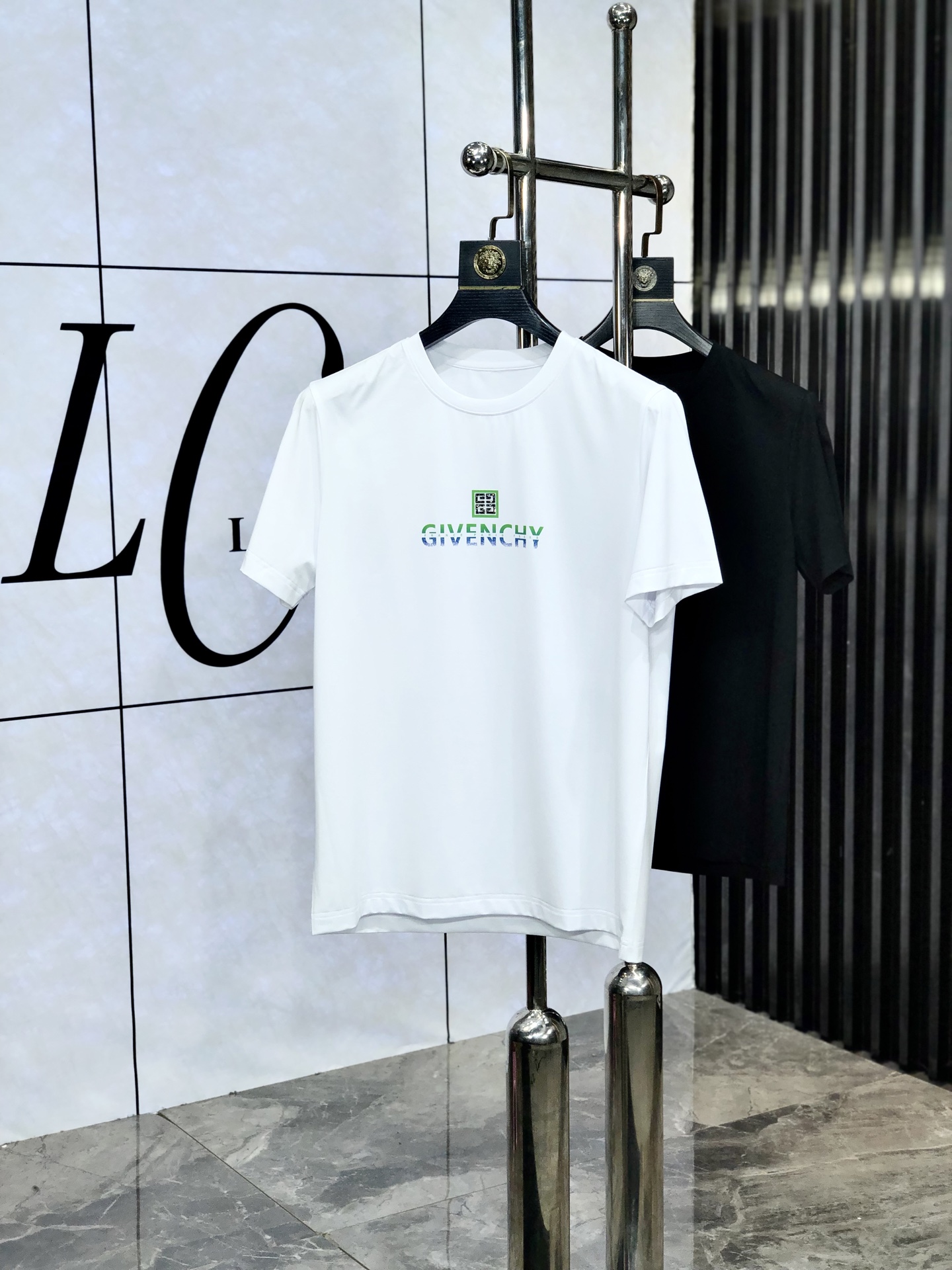 NO:451000,.Givenchy. Wear 220 kilograms. New spring and summer products, fashionable round neck short sleeves, high-end custom versatile style!  More practical, anyone can easily control it. It is made of double mercerized fabric, luxurious and classic brand logo design, 1f is very high-end and must-have if you understand the goods!  The style and tailoring are slim styles, which are very exquisite, showing aura and highlighting the exquisiteness of business men. This is the unique feature, the right slim fit, and the upper body effect is very good!  Size M-6XL m wear 175/120 catties., givennchy, T-shirt, alexander wang19860909.纪梵希.穿220斤.春夏新品时尚圆领短袖高级定制百搭款式！更有实用感 任何人都可以轻松驾驭 采用双丝光面料制作,奢华经典品牌logo设计,1f非常显档次懂货的必须入！版型剪裁属于修身款 非常精致,显气场,又会凸显商务男士的精致,这就是独到之处,恰到好处的修身,上身效果非常赞！ 尺码M-6XL m穿175/120斤.,,givenchy,T-shirt,alexander wang,Men's clothing