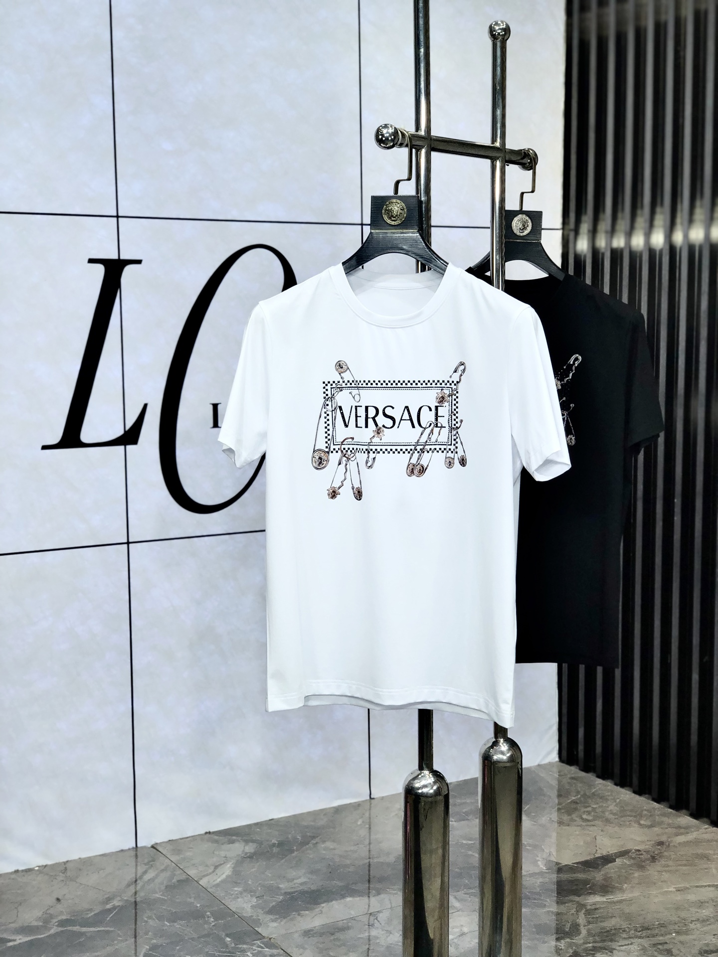 NO:451005,.Versace. Wear 220 kilograms. New spring and summer products, fashionable round neck short sleeves, high-end custom versatile style!  More practical, anyone can easily control it. It is made of double mercerized fabric, luxurious and classic brand logo design, 1f is very high-end and must-have if you understand the goods!  The style and tailoring are slim styles, which are very exquisite, showing aura and highlighting the exquisiteness of business men. This is the unique feature, the right slim fit, and the upper body effect is very good!  Size M-6XL m wear 175/120 catties., versace, T-shirt, alexander wang19860909.范思哲.穿220斤.春夏新品时尚圆领短袖高级定制百搭款式！更有实用感 任何人都可以轻松驾驭 采用双丝光面料制作,奢华经典品牌logo设计,1f非常显档次懂货的必须入！版型剪裁属于修身款 非常精致,显气场,又会凸显商务男士的精致,这就是独到之处,恰到好处的修身,上身效果非常赞！ 尺码M-6XL m穿175/120斤.,,versace,T-shirt,alexander wang,Men's clothing