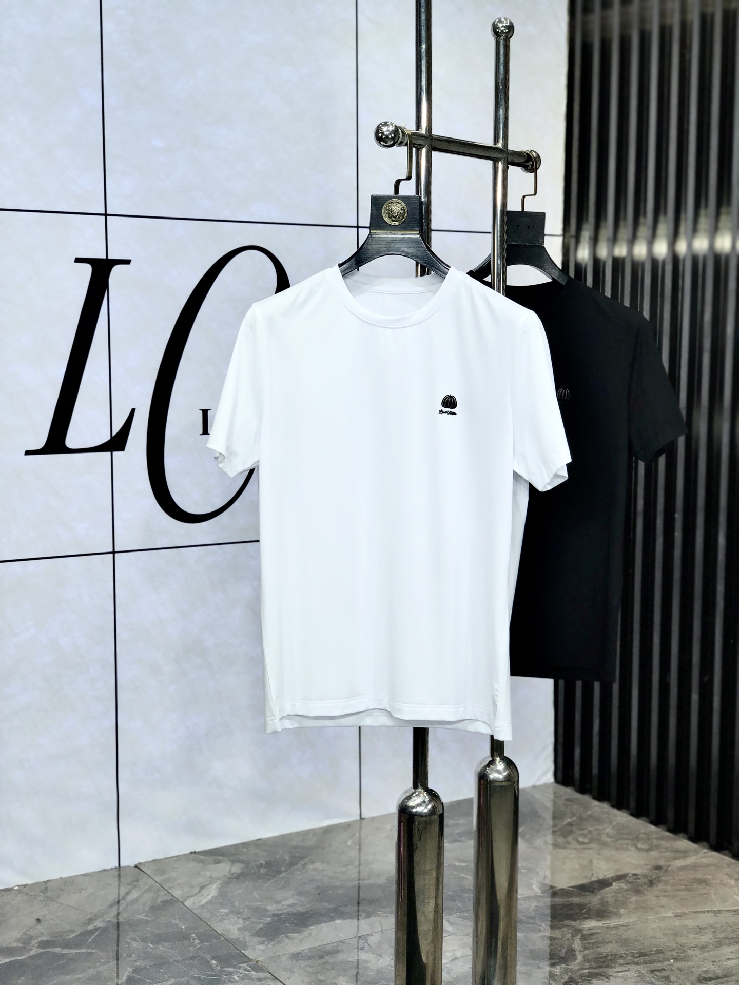 NO:451010,.Lv. Wear 220 kilograms. New spring and summer products, fashionable round neck short sleeves, high-end custom versatile style!  More practical, anyone can easily control it. It is made of double mercerized fabric, luxurious and classic brand logo design, 1f is very high-end and must-have if you understand the goods!  The style and tailoring are slim styles, which are very exquisite, showing aura and highlighting the exquisiteness of business men. This is the unique feature, the right slim fit, and the upper body effect is very good!  Size M-6XL m wear 175/120 catties.,,louis vuitton,T-shirt,alexander wang19860909.Lv.穿220斤.春夏新品时尚圆领短袖高级定制百搭款式！更有实用感 任何人都可以轻松驾驭 采用双丝光面料制作,奢华经典品牌logo设计,1f非常显档次懂货的必须入！版型剪裁属于修身款 非常精致,显气场,又会凸显商务男士的精致,这就是独到之处,恰到好处的修身,上身效果非常赞！ 尺码M-6XL m穿175/120斤.,,louis vuitton,T-shirt,alexander wang,Men's clothing