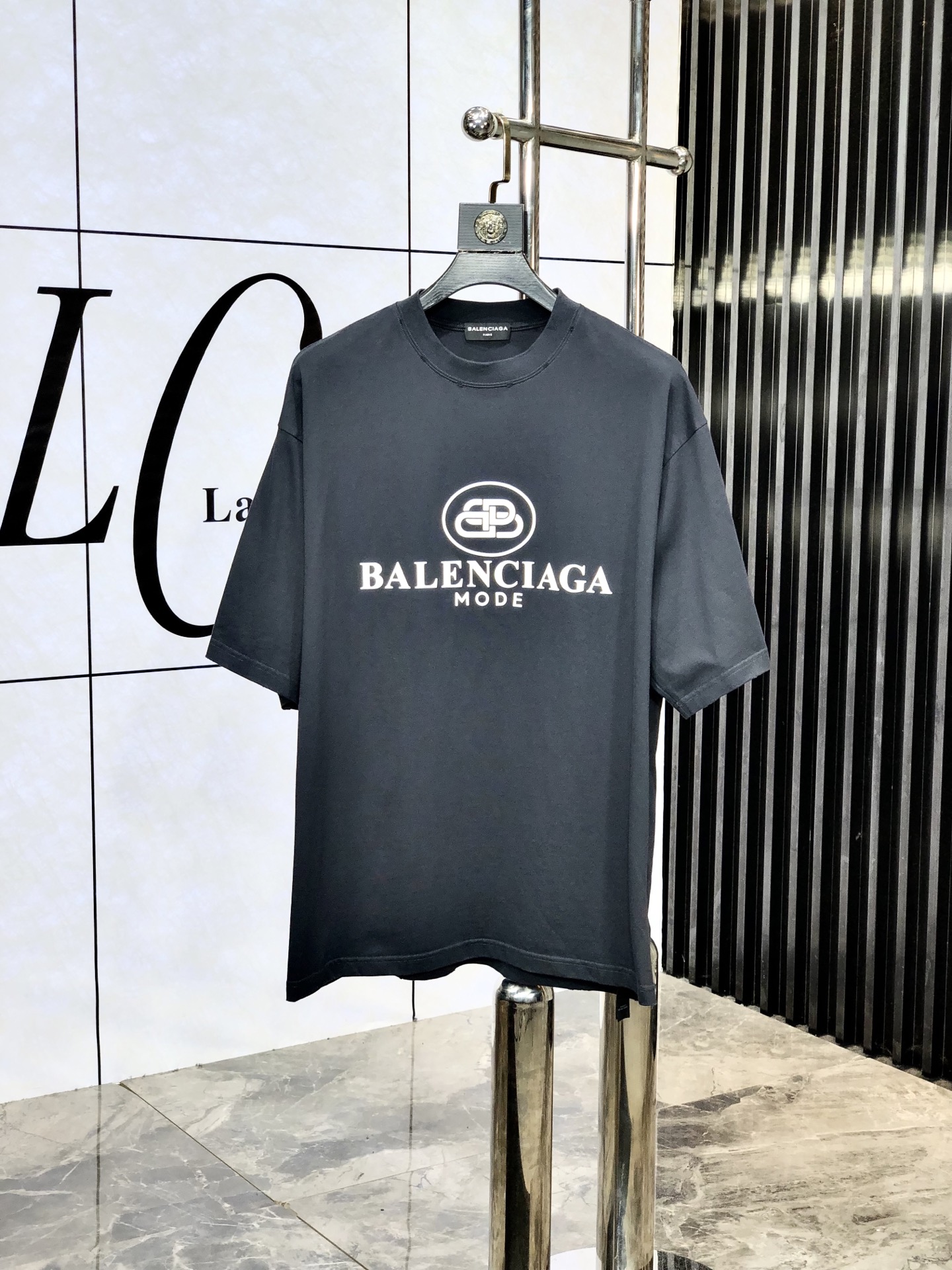 NO:451013,.Balenicaga. New spring and summer products, fashionable round neck short sleeves, high-end custom versatile styles!  More practical, anyone can easily control it. It is made of pure cotton fabric, luxurious and classic brand logo design, m is very high-end and must-have if you understand the goods!  The style and tailoring are very exquisite, the S shows the aura and highlights the exquisiteness of men. This is the unique feature, the right slim fit, and the upper body effect is very good. Size s-xL. Order to report height and weight, balenciaga, T-shirt, alexander wang19860909.巴黎世家.春夏新品时尚圆领短袖高级定制百搭款式！更有实用感 任何人都可以轻松驾驭 采用纯棉面料制作,奢华经典品牌logo设计,m非常显档次懂货的必须入！版型剪裁属于修身款 非常精致,s显气场,又会凸显男士的精致,这就是独到之处,恰到好处的修身,上身效果非常赞.尺码s-xL .下单报身高体重,,balenciaga,T-shirt,alexander wang,Men's clothing