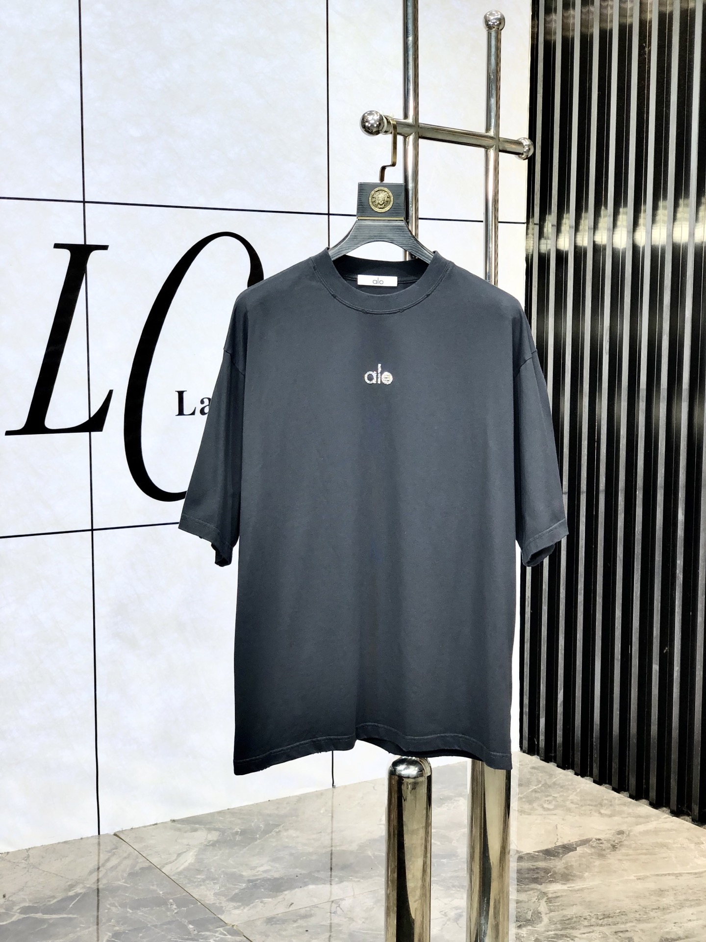 NO:451019,.alo. New spring and summer products, fashionable round neck short sleeves, high-end custom versatile styles!  More practical, anyone can easily control it. It is made of pure cotton fabric, luxurious and classic brand logo design, m is very high-end and must-have if you understand the goods!  The style and tailoring are very exquisite, S shows the aura and highlights the exquisiteness of men. This is the unique feature, the right slim fit, and the upper body effect is very good. Size s-xL. Order to report height and weight, T-shirt, alexander wang19860909.alo.春夏新品时尚圆领短袖高级定制百搭款式！更有实用感 任何人都可以轻松驾驭 采用纯棉面料制作,奢华经典品牌logo设计,m非常显档次懂货的必须入！版型剪裁属于修身款 非常精致,s显气场,又会凸显男士的精致,这就是独到之处,恰到好处的修身,上身效果非常赞.尺码s-xL .下单报身高体重,,T-shirt,alexander wang,Men's clothing