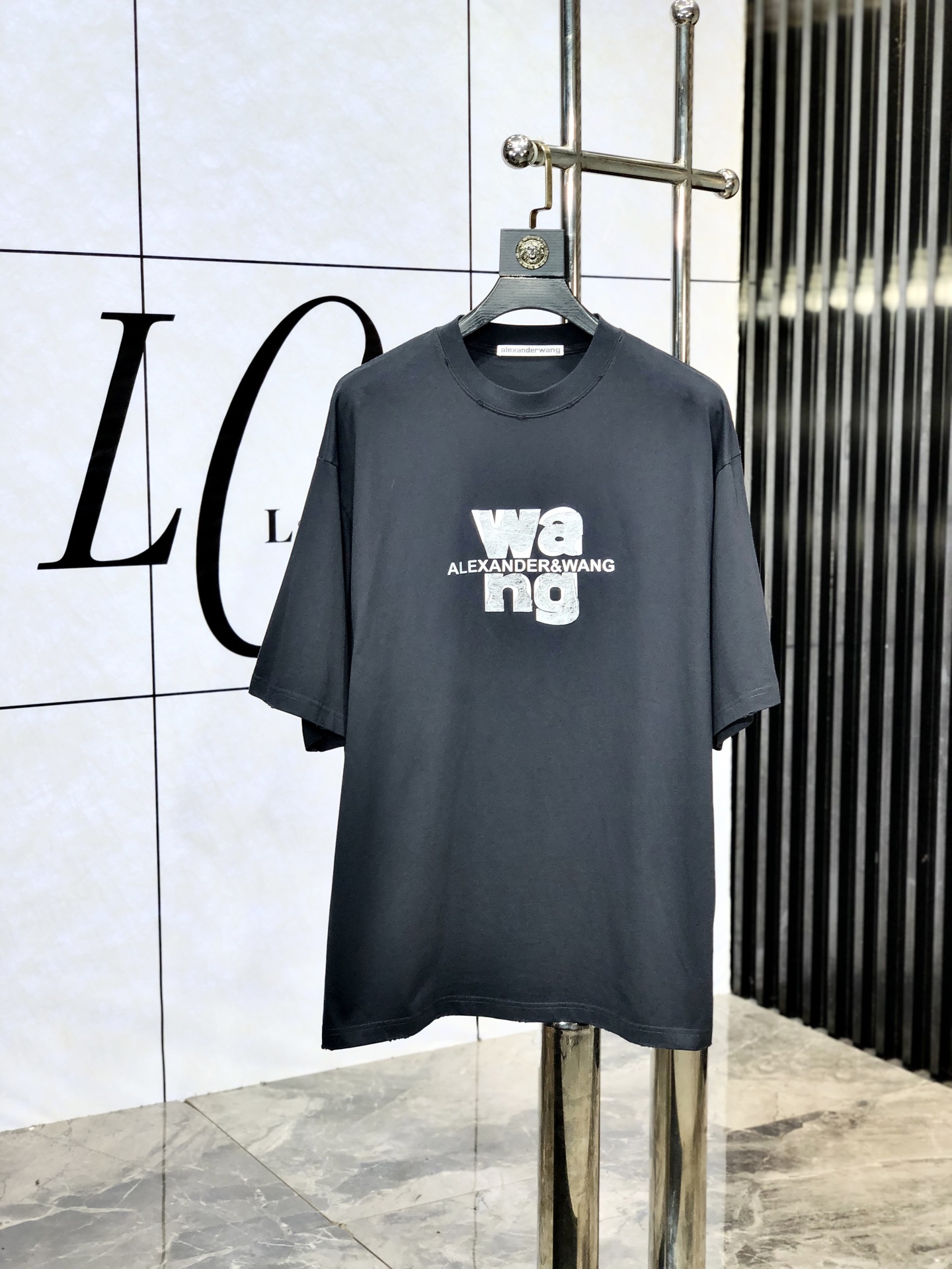 NO:450976,.wang. New spring and summer products, fashionable round neck short sleeves, high-end custom versatile styles!  More practical, anyone can easily control it. It is made of pure cotton fabric, luxurious and classic brand logo design, m is very high-end and must-have if you understand the goods!  The style and tailoring are very exquisite, S shows the aura and highlights the exquisiteness of men. This is the unique feature, the right slim fit, and the upper body effect is very good. Size s-xL. Order to report height and weight, T-shirt, alexander wang19860909.wang.春夏新品时尚圆领短袖高级定制百搭款式！更有实用感 任何人都可以轻松驾驭 采用纯棉面料制作,奢华经典品牌logo设计,m非常显档次懂货的必须入！版型剪裁属于修身款 非常精致,s显气场,又会凸显男士的精致,这就是独到之处,恰到好处的修身,上身效果非常赞.尺码s-xL .下单报身高体重,,T-shirt,alexander wang,Men's clothing