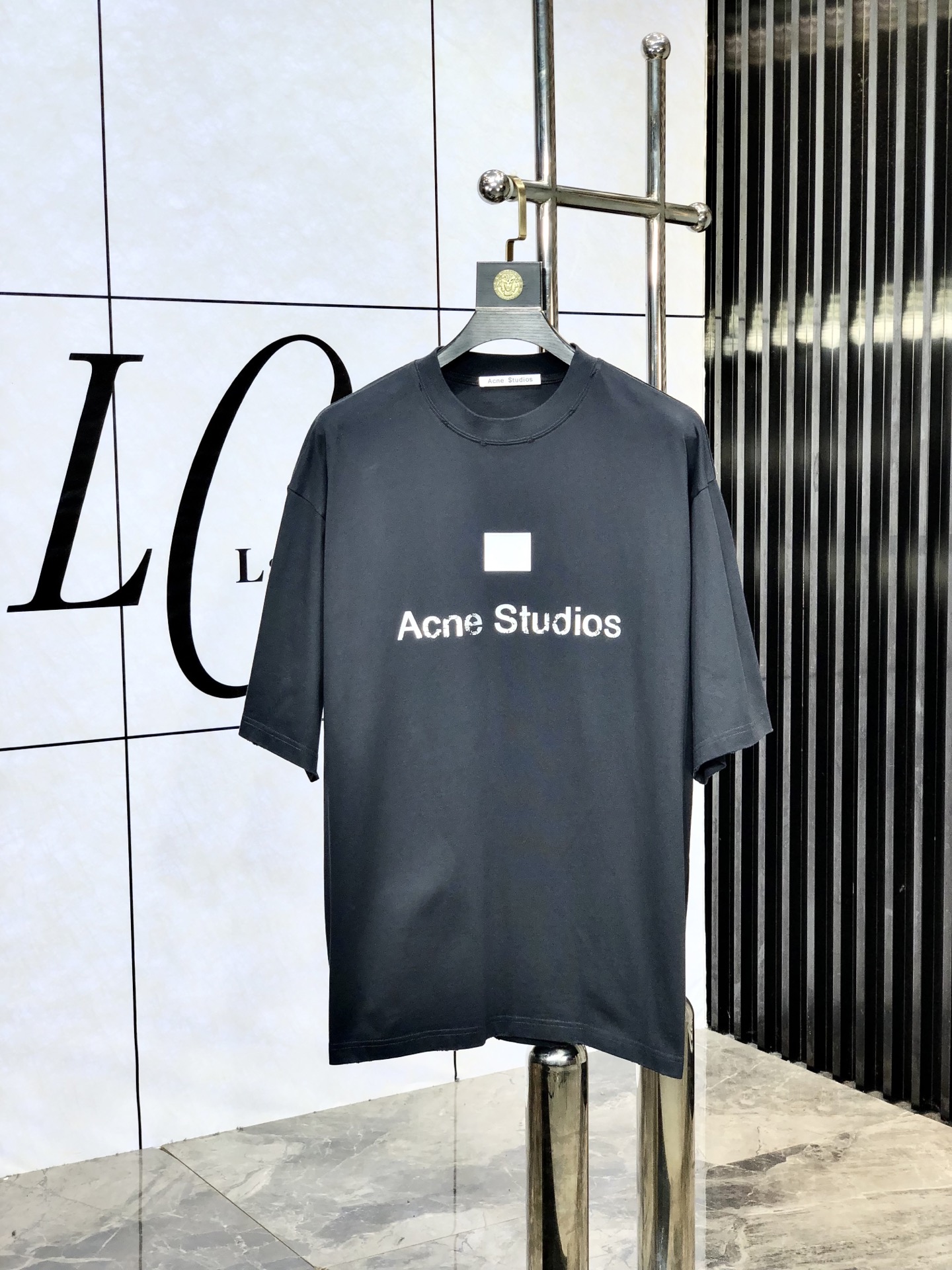 NO:450981,.acne spring and summer new products, fashionable round neck short sleeves, high-end custom versatile style!  More practical, anyone can easily control it. It is made of pure cotton fabric, luxurious and classic brand logo design, m is very high-end and must-have if you understand the goods!  The style and tailoring are very exquisite, the S shows the aura and highlights the exquisiteness of men. This is the unique feature, the right slim fit, and the upper body effect is very good. Size s-xL. Order to report height and weight, acne studios, T-shirt, alexander wang19860909.acne 春夏新品时尚圆领短袖高级定制百搭款式！更有实用感 任何人都可以轻松驾驭 采用纯棉面料制作,奢华经典品牌logo设计,m非常显档次懂货的必须入！版型剪裁属于修身款 非常精致,s显气场,又会凸显男士的精致,这就是独到之处,恰到好处的修身,上身效果非常赞.尺码s-xL .下单报身高体重,,acne studios,T-shirt,alexander wang,Men's clothing