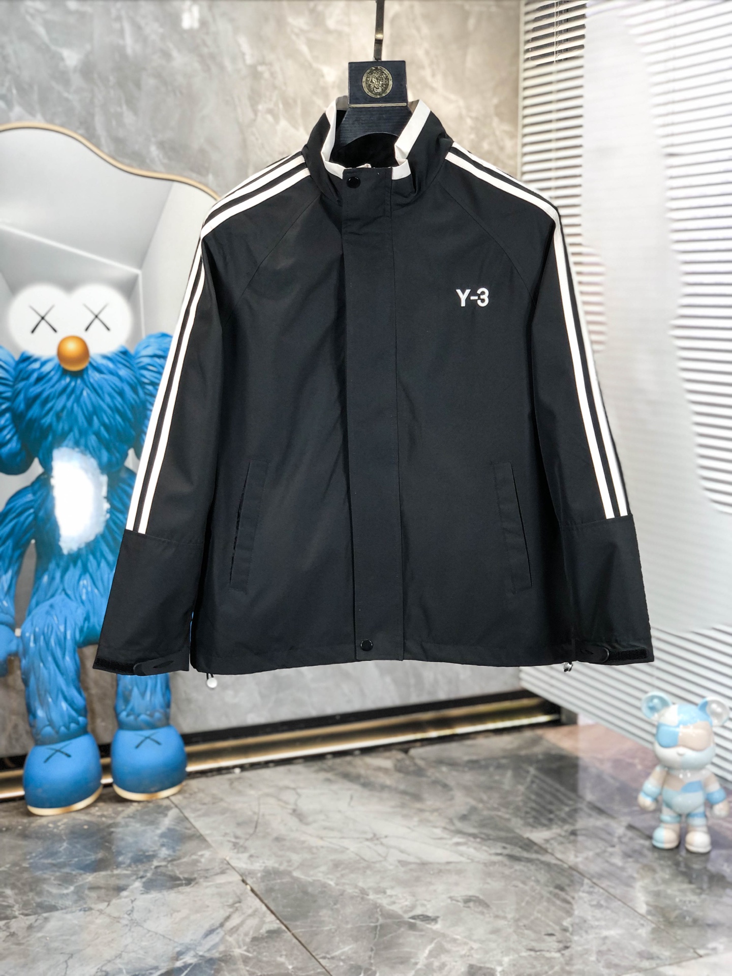 NO:758978,. .Y3.26 new early spring jackets are on sale for casual daily wear!  The upper body modifies the body shape, perfectly integrating fashion aesthetics and new urban business and leisure concepts. The whole body interprets the Italian minimalist, capable and outdoor functional style to the extreme. It is both solemn and harmonious, creating a unique styling item. The overall outline tends to be simple style. 88's rather individual and yuppie detail processing enriches the overall vision. The wardrobe is perfect for business and leisure and has a high attendance rate!  It's something you can meet but can't ask for!  Size m-3XL m wears 175/130,,jackets & coats,jackets & coats,19860909. .Y3.26早春新品发售夹克外套,休闲日常穿搭！上身修饰身形、将时装美学和新都市商务休闲概念完美融合,通体将意式的极简、干练和户外功能性风格极致诠释,亦庄亦谐,塑造出别具一格的造型单品,整体轮廓趋于简约风格,88颇为个性且雅痞的细节处理,丰富了整体视觉.衣橱商务休闲绝佳的高出勤率！可遇而不可求！码数m-3XL m穿175/130,,jackets & coats,jackets & coats,,Men's clothing