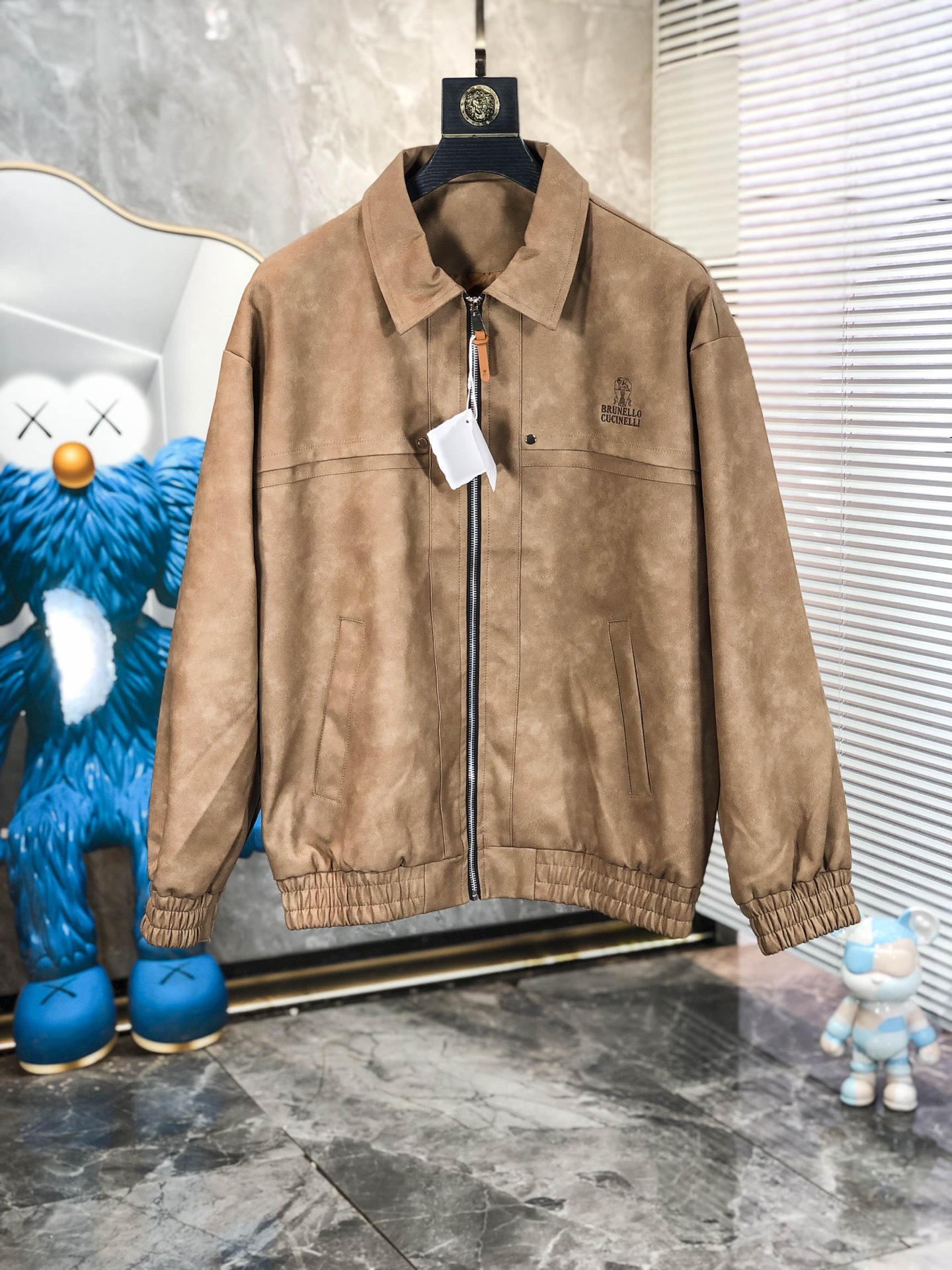 NO:758986,. .BC.26 Early spring new product is on sale, Nappa leather jacket, casual daily wear!  The upper body modifies the body shape, perfectly integrating fashion aesthetics and new urban business and leisure concepts. The whole body interprets the Italian minimalist, capable and outdoor functional style to the extreme. It is both solemn and harmonious, creating a unique styling item. The overall outline tends to be simple style. 88's rather individual and yuppie detail processing enriches the overall vision. The wardrobe is perfect for business and leisure and has a high attendance rate!  It's something you can meet but can't ask for!  Size m-3XL m wears 175/130,,jackets & coats,jackets & coats,19860909. .BC.26早春新品发售纳帕皮夹克外套,休闲日常穿搭！上身修饰身形、将时装美学和新都市商务休闲概念完美融合,通体将意式的极简、干练和户外功能性风格极致诠释,亦庄亦谐,塑造出别具一格的造型单品,整体轮廓趋于简约风格,88颇为个性且雅痞的细节处理,丰富了整体视觉.衣橱商务休闲绝佳的高出勤率！可遇而不可求！码数m-3XL m穿175/130,,jackets & coats,jackets & coats,,Men's clothing