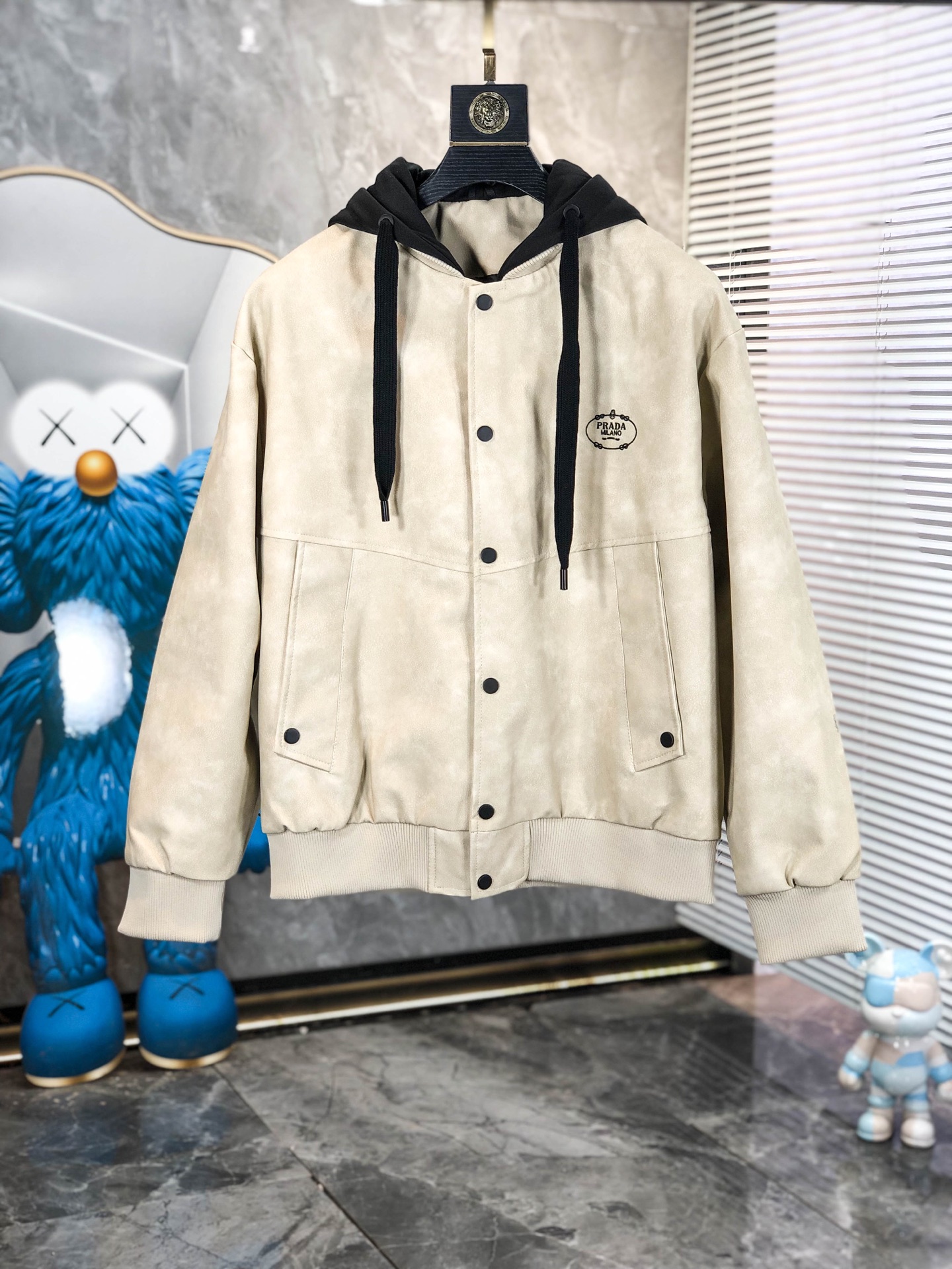 NO:758994,. .Prada. 26 early spring new product launches Nappa leather jacket, casual daily wear!  The upper body modifies the body shape, perfectly integrating fashion aesthetics and new urban business and leisure concepts. The whole body interprets the Italian minimalist, capable and outdoor functional style to the extreme. It is both solemn and harmonious, creating a unique styling item. The overall outline tends to be simple style. 88's rather individual and yuppie detail processing enriches the overall vision. The wardrobe is perfect for business and leisure and has a high attendance rate!  It's something you can meet but can't ask for!  Size m-3XL m wears 175/130,,prada,jackets & coats,jackets & coats,19860909. .普拉达.26早春新品发售纳帕皮夹克外套,休闲日常穿搭！上身修饰身形、将时装美学和新都市商务休闲概念完美融合,通体将意式的极简、干练和户外功能性风格极致诠释,亦庄亦谐,塑造出别具一格的造型单品,整体轮廓趋于简约风格,88颇为个性且雅痞的细节处理,丰富了整体视觉.衣橱商务休闲绝佳的高出勤率！可遇而不可求！码数m-3XL m穿175/130,,prada,jackets & coats,jackets & coats,,Men's clothing