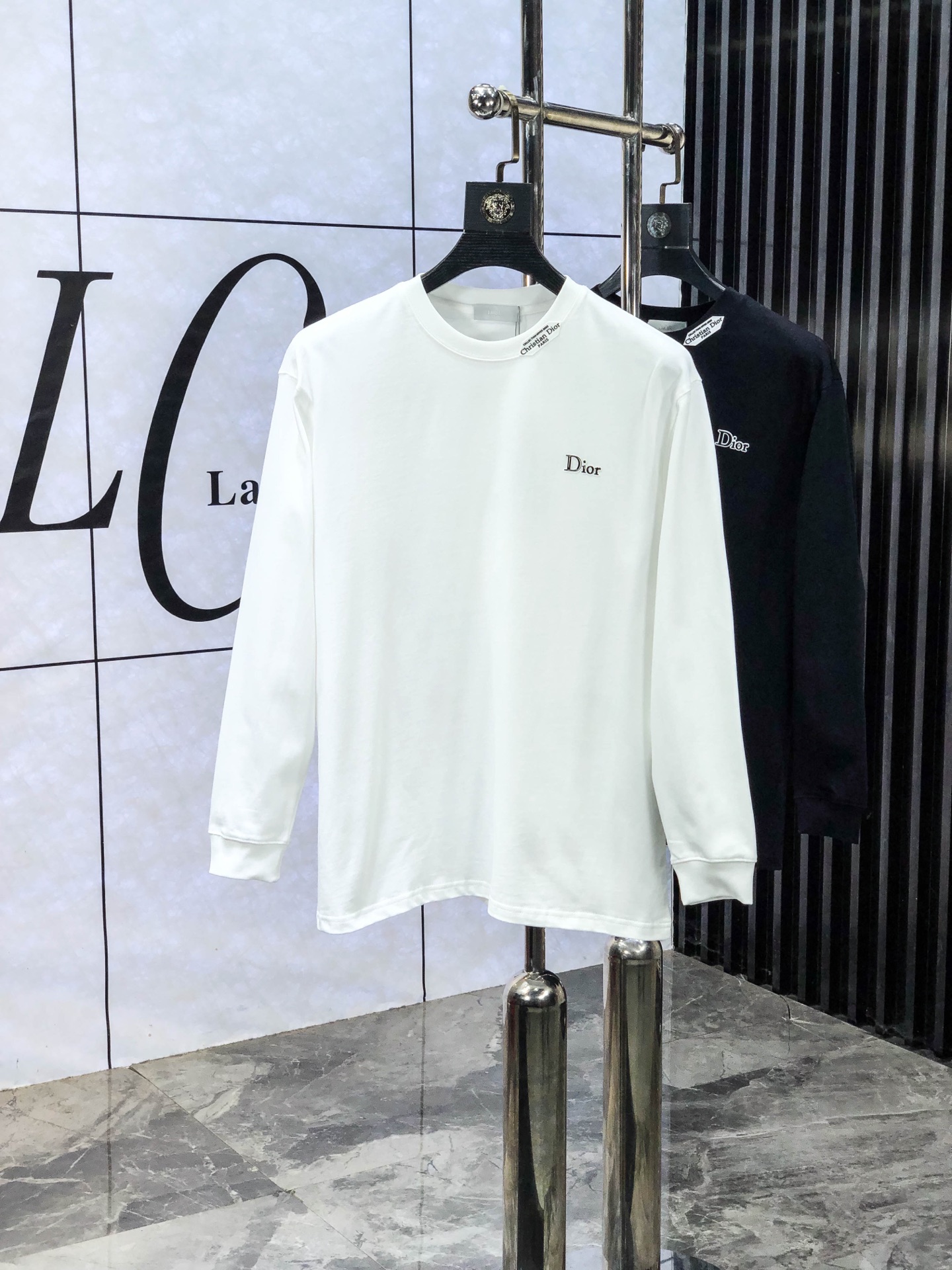 NO:684693,.Dior.25FW new autumn and winter round neck long Tee, men's chest element decorated round neck long sleeve T-shirt bottoming shirt!  Trading company channels are rare, ahead of GW sales!  Basic solid color round neck style, w6 is basically an indispensable and versatile item in the wardrobe!  It is made of 275 grams of pure cotton that is custom-woven and dyed by customers. The fabric is treated with carbon technology and has a soft and delicate velvet texture on the surface. It is very skin-friendly and comfortable. It can not only give you a fashionable and stylish dressing effect, but also provide effective warmth and breathability. It has excellent quality and texture, and can easily beat all autumn and winter T-shirt fabrics on the market!  The collar, cuffs and hem are all ribbed and spliced, making them more wear-resistant. At the same time, the overall neat and precise cutting embodies a natural sense of grandeur. The overall clean style shows a low-key luxury sense of luxury, which is fully in line with modern people's practicality and high matching of clothing, and also has a sense of fashion. m-3xl m wears 175/130, dior, tees, t-shirt,19860909.Dior.25FW秋冬新款圆领长Tee,男士胸前元素装饰圆领长袖T恤打底衫！贸易公司渠道稀出,领先GW发售！基础纯色圆领款式,w6基本都是衣橱里必不可少的百搭单品！ 甄选客供定织定染275克纯棉材质制成,面料做碳素工艺处理,表面软糯细腻的绒毛质地,相当亲肤舒适,既能给你时尚有型的着身效果,又能起到有效的保暖透气性,极佳的品相质感,轻松碾压市面所有秋冬T恤面料！领口、袖口以及下摆都做了罗纹拼接的处理,在穿着上做到更加的久穿耐磨,同时整体工整细密的走线裁剪,更是体现着一种浑然天成的大气感,整体净版的款式更是显露出低调奢华的高级感,完全符合现代人对于穿衣的实穿性跟高搭配度,还兼具时尚感,m-3xl m穿175/130,,dior,tees，t-shirt,,Men's clothing