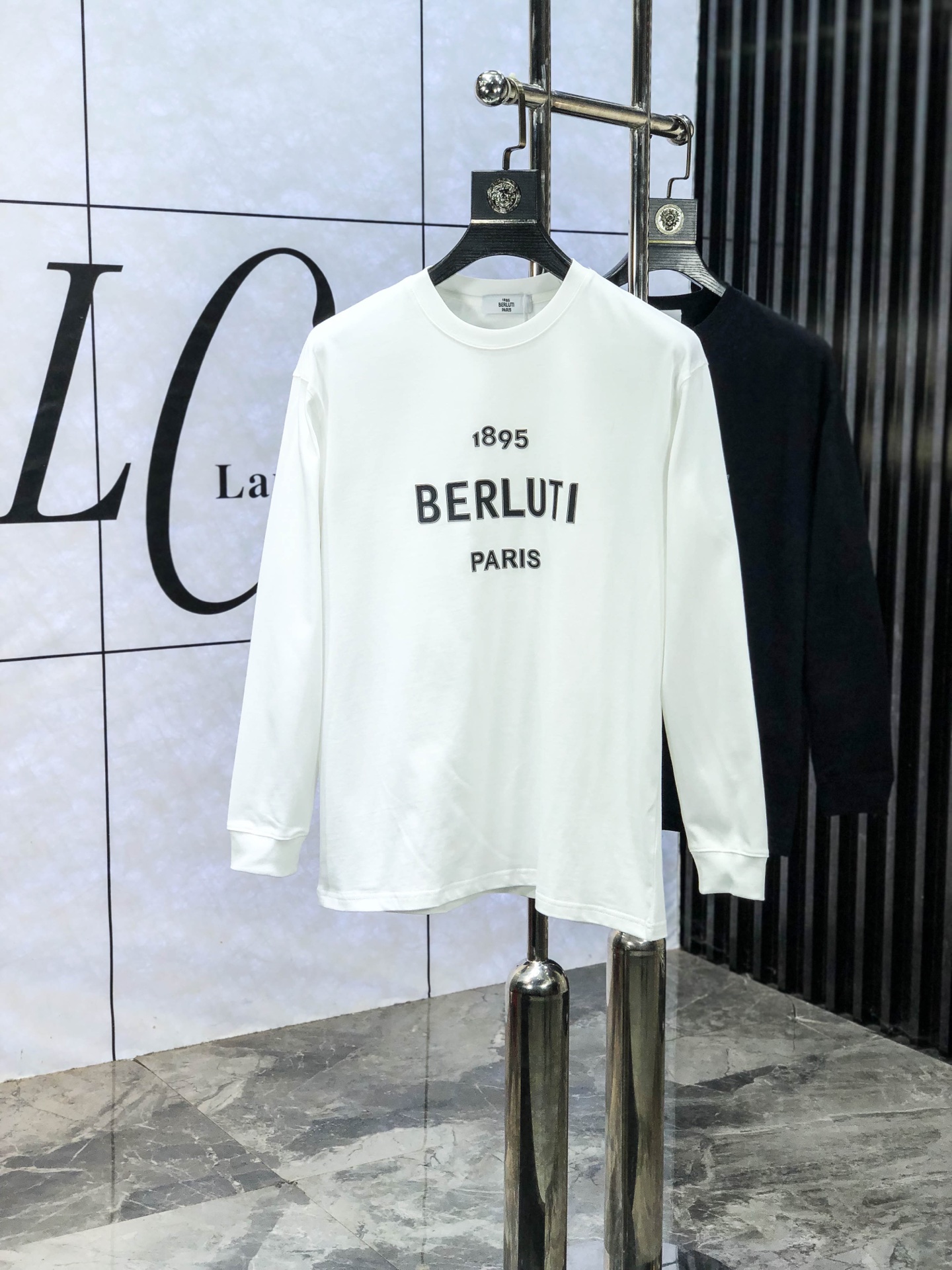 NO:684687,.Bruti.25FW new autumn and winter round neck long Tee, men's chest element decorated round neck long sleeve T-shirt bottoming shirt!  Trading company channels are rare, ahead of GW sales!  Basic solid color round neck style, w6 is basically an indispensable and versatile item in the wardrobe!  It is made of 275 grams of pure cotton that is custom-woven and dyed by customers. The fabric is treated with carbon technology and has a soft and delicate velvet texture on the surface. It is very skin-friendly and comfortable. It can not only give you a fashionable and stylish dressing effect, but also provide effective warmth and breathability. It has excellent quality and texture, and can easily beat all autumn and winter T-shirt fabrics on the market!  The collar, cuffs and hem are all ribbed and spliced, making it more wear-resistant. At the same time, the overall neat and detailed cutting embodies a natural sense of grandeur. The overall clean style shows a low-key luxury sense of luxury. It is fully in line with modern people's practicality and high matching of clothing, and it also has a sense of fashion. m-3xl m wears 175/130, tees, t-shirt,19860909.布鲁提.25FW秋冬新款圆领长Tee,男士胸前元素装饰圆领长袖T恤打底衫！贸易公司渠道稀出,领先GW发售！基础纯色圆领款式,w6基本都是衣橱里必不可少的百搭单品！ 甄选客供定织定染275克纯棉材质制成,面料做碳素工艺处理,表面软糯细腻的绒毛质地,相当亲肤舒适,既能给你时尚有型的着身效果,又能起到有效的保暖透气性,极佳的品相质感,轻松碾压市面所有秋冬T恤面料！领口、袖口以及下摆都做了罗纹拼接的处理,在穿着上做到更加的久穿耐磨,同时整体工整细密的走线裁剪,更是体现着一种浑然天成的大气感,整体净版的款式更是显露出低调奢华的高级感,完全符合现代人对于穿衣的实穿性跟高搭配度,还兼具时尚感,m-3xl m穿175/130,,tees，t-shirt,,Men's clothing