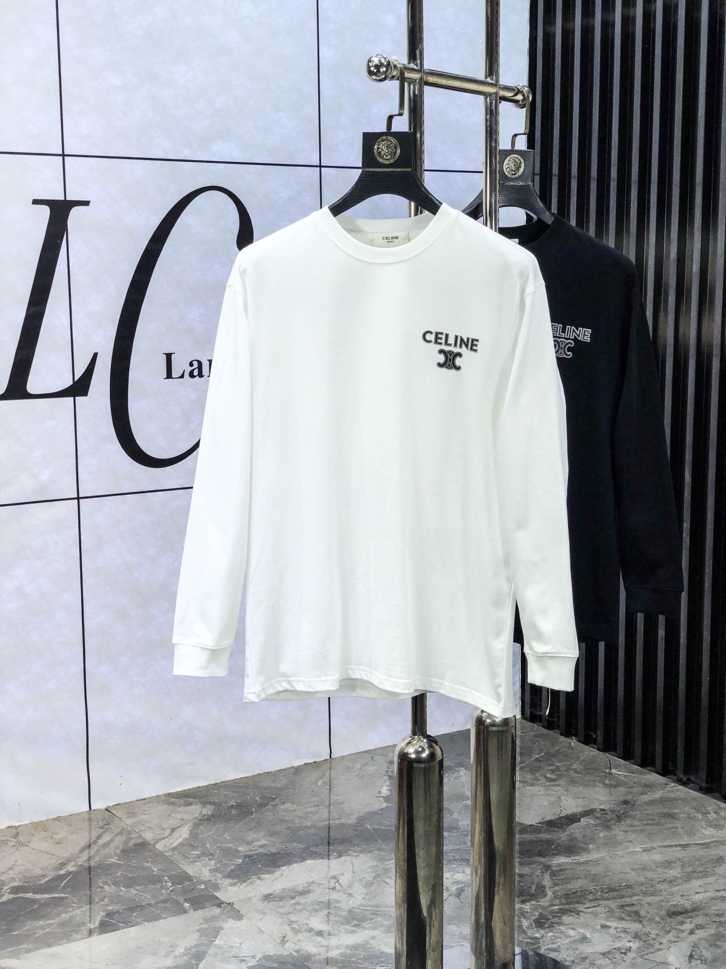 NO:684697,.Céline.25FW new autumn and winter round neck long Tee, men's chest element decorated round neck long sleeve T-shirt bottoming shirt!  Trading company channels are rare, ahead of GW sales!  Basic solid color round neck style, w6 is basically an indispensable and versatile item in the wardrobe!  It is made of 275 grams of pure cotton that is custom-woven and dyed by customers. The fabric is treated with carbon technology and has a soft and delicate velvet texture on the surface. It is very skin-friendly and comfortable. It can not only give you a fashionable and stylish dressing effect, but also provide effective warmth and breathability. It has excellent quality and texture, and can easily beat all autumn and winter T-shirt fabrics on the market!  The collar, cuffs and hem are all ribbed and spliced, making it more wear-resistant. At the same time, the overall neat and precise cutting embodies a natural sense of grandeur. The overall clean style shows a low-key luxury sense, which is fully in line with modern people's practicality and high matching of clothing, and also has a sense of fashion. m-3xl m wears 175/130, celine, tees, t-shirt,19860909.赛琳.25FW秋冬新款圆领长Tee,男士胸前元素装饰圆领长袖T恤打底衫！贸易公司渠道稀出,领先GW发售！基础纯色圆领款式,w6基本都是衣橱里必不可少的百搭单品！ 甄选客供定织定染275克纯棉材质制成,面料做碳素工艺处理,表面软糯细腻的绒毛质地,相当亲肤舒适,既能给你时尚有型的着身效果,又能起到有效的保暖透气性,极佳的品相质感,轻松碾压市面所有秋冬T恤面料！领口、袖口以及下摆都做了罗纹拼接的处理,在穿着上做到更加的久穿耐磨,同时整体工整细密的走线裁剪,更是体现着一种浑然天成的大气感,整体净版的款式更是显露出低调奢华的高级感,完全符合现代人对于穿衣的实穿性跟高搭配度,还兼具时尚感,m-3xl m穿175/130,,celine,tees，t-shirt,,Men's clothing