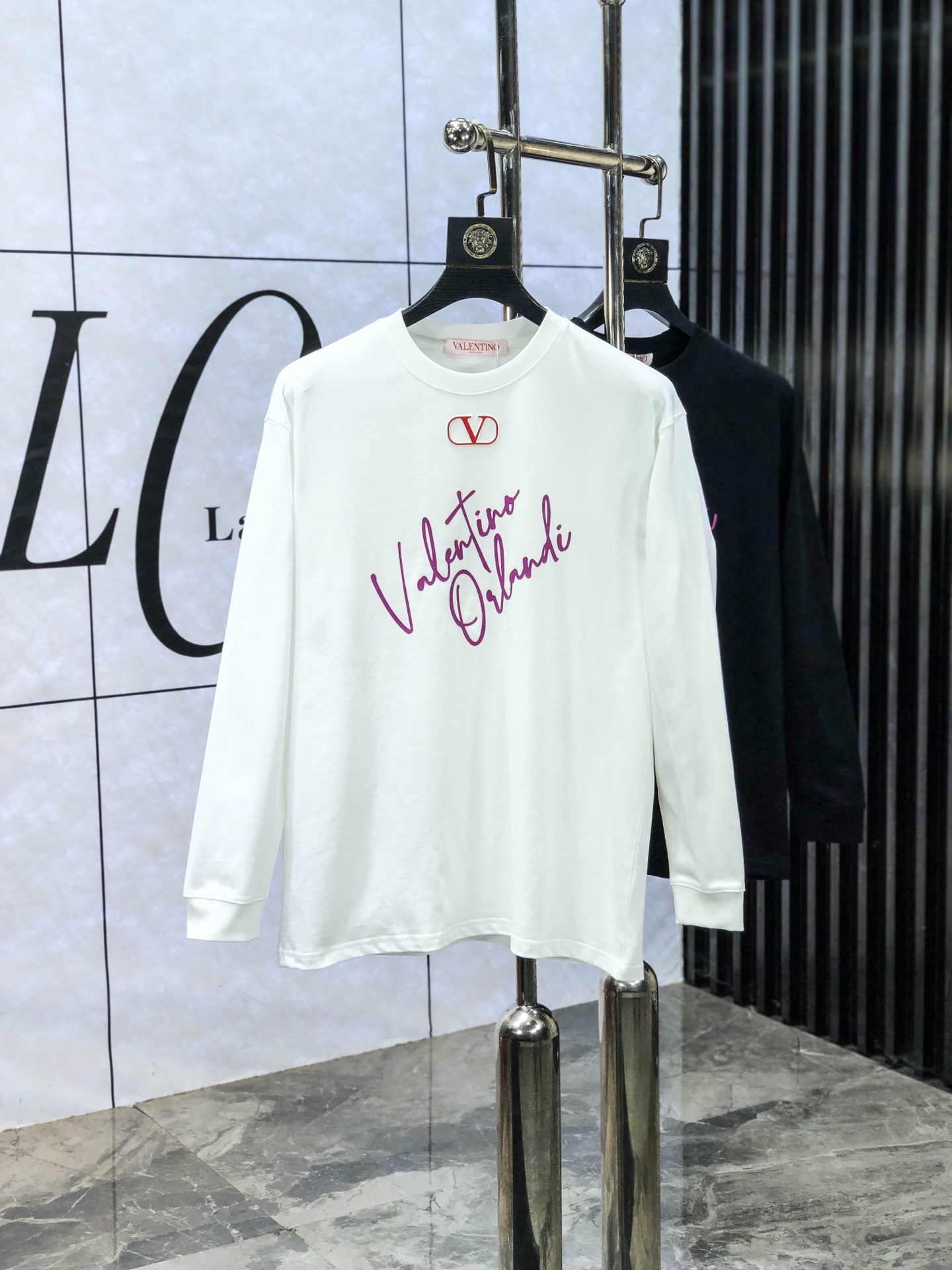 NO:684702,.Valentino.25FW new autumn and winter round neck long Tee, men's chest element decorated round neck long sleeve T-shirt bottoming shirt!  Trading company channels are rare, ahead of GW sales!  Basic solid color round neck style, w6 is basically an indispensable and versatile item in the wardrobe!  It is made of 275 grams of pure cotton that is custom-woven and dyed by customers. The fabric is treated with carbon technology and has a soft and delicate velvet texture on the surface. It is very skin-friendly and comfortable. It can not only give you a fashionable and stylish dressing effect, but also provide effective warmth and breathability. It has excellent quality and texture, and can easily beat all autumn and winter T-shirt fabrics on the market!  The collar, cuffs and hem are all ribbed and spliced, making them more wear-resistant. At the same time, the overall neat and precise cutting embodies a natural sense of grandeur. The overall clean style shows a low-key luxury sense of luxury, which is fully in line with modern people's practicality and high matching of clothing, and also has a sense of fashion. m-3xl m wears 175/130, valentino, tees, t-shirt,19860909.华伦天奴.25FW秋冬新款圆领长Tee,男士胸前元素装饰圆领长袖T恤打底衫！贸易公司渠道稀出,领先GW发售！基础纯色圆领款式,w6基本都是衣橱里必不可少的百搭单品！ 甄选客供定织定染275克纯棉材质制成,面料做碳素工艺处理,表面软糯细腻的绒毛质地,相当亲肤舒适,既能给你时尚有型的着身效果,又能起到有效的保暖透气性,极佳的品相质感,轻松碾压市面所有秋冬T恤面料！领口、袖口以及下摆都做了罗纹拼接的处理,在穿着上做到更加的久穿耐磨,同时整体工整细密的走线裁剪,更是体现着一种浑然天成的大气感,整体净版的款式更是显露出低调奢华的高级感,完全符合现代人对于穿衣的实穿性跟高搭配度,还兼具时尚感,m-3xl m穿175/130,,valentino,tees，t-shirt,,Men's clothing