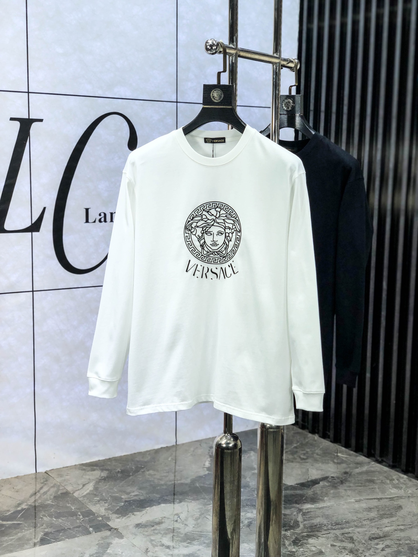 NO:684706,.Versace 25FW new autumn and winter round neck long Tee, men's chest element decorated round neck long sleeve T-shirt bottoming shirt!  Trading company channels are rare, ahead of GW sales!  Basic solid color round neck style, w6 is basically an indispensable and versatile item in the wardrobe!  It is made of 275 grams of pure cotton that is custom-woven and dyed by customers. The fabric is treated with carbon technology and has a soft and delicate velvet texture on the surface. It is very skin-friendly and comfortable. It can not only give you a fashionable and stylish dressing effect, but also provide effective warmth and breathability. It has excellent quality and texture, and can easily beat all autumn and winter T-shirt fabrics on the market!  The collar, cuffs and hem are all ribbed and spliced, making them more wear-resistant. At the same time, the overall neat and precise cutting embodies a natural sense of grandeur. The overall clean style shows a low-key luxury sense of luxury, which is fully in line with modern people's practicality and high matching of clothing, and also has a sense of fashion. m-3xl m wears 175/130, versace, tees, t-shirt,19860909.范思哲 25FW秋冬新款圆领长Tee,男士胸前元素装饰圆领长袖T恤打底衫！贸易公司渠道稀出,领先GW发售！基础纯色圆领款式,w6基本都是衣橱里必不可少的百搭单品！ 甄选客供定织定染275克纯棉材质制成,面料做碳素工艺处理,表面软糯细腻的绒毛质地,相当亲肤舒适,既能给你时尚有型的着身效果,又能起到有效的保暖透气性,极佳的品相质感,轻松碾压市面所有秋冬T恤面料！领口、袖口以及下摆都做了罗纹拼接的处理,在穿着上做到更加的久穿耐磨,同时整体工整细密的走线裁剪,更是体现着一种浑然天成的大气感,整体净版的款式更是显露出低调奢华的高级感,完全符合现代人对于穿衣的实穿性跟高搭配度,还兼具时尚感,m-3xl m穿175/130,,versace,tees，t-shirt,,Men's clothing