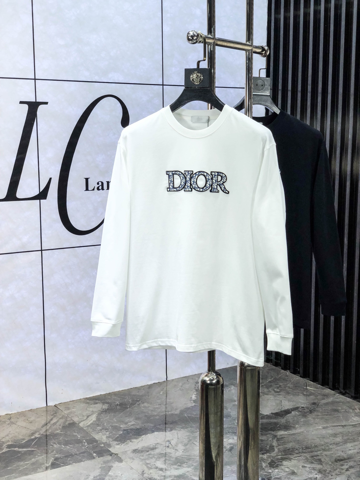 NO:684714,.Dior.25FW new autumn and winter round neck long Tee, men's chest element decorated round neck long sleeve T-shirt bottoming shirt!  Trading company channels are rare, ahead of GW sales!  Basic solid color round neck style, w6 is basically an indispensable and versatile item in the wardrobe!  It is made of 275 grams of pure cotton that is custom-woven and dyed by customers. The fabric is treated with carbon technology and has a soft and delicate velvet texture on the surface. It is very skin-friendly and comfortable. It can not only give you a fashionable and stylish dressing effect, but also provide effective warmth and breathability. It has excellent quality and texture, and can easily beat all autumn and winter T-shirt fabrics on the market!  The collar, cuffs and hem are all ribbed and spliced, making them more wear-resistant. At the same time, the overall neat and precise cutting embodies a natural sense of grandeur. The overall clean style shows a low-key luxury sense of luxury, which is fully in line with modern people's practicality and high matching of clothing, and also has a sense of fashion. m-3xl m wears 175/130, dior, tees, t-shirt,19860909.Dior.25FW秋冬新款圆领长Tee,男士胸前元素装饰圆领长袖T恤打底衫！贸易公司渠道稀出,领先GW发售！基础纯色圆领款式,w6基本都是衣橱里必不可少的百搭单品！ 甄选客供定织定染275克纯棉材质制成,面料做碳素工艺处理,表面软糯细腻的绒毛质地,相当亲肤舒适,既能给你时尚有型的着身效果,又能起到有效的保暖透气性,极佳的品相质感,轻松碾压市面所有秋冬T恤面料！领口、袖口以及下摆都做了罗纹拼接的处理,在穿着上做到更加的久穿耐磨,同时整体工整细密的走线裁剪,更是体现着一种浑然天成的大气感,整体净版的款式更是显露出低调奢华的高级感,完全符合现代人对于穿衣的实穿性跟高搭配度,还兼具时尚感,m-3xl m穿175/130,,dior,tees，t-shirt,,Men's clothing