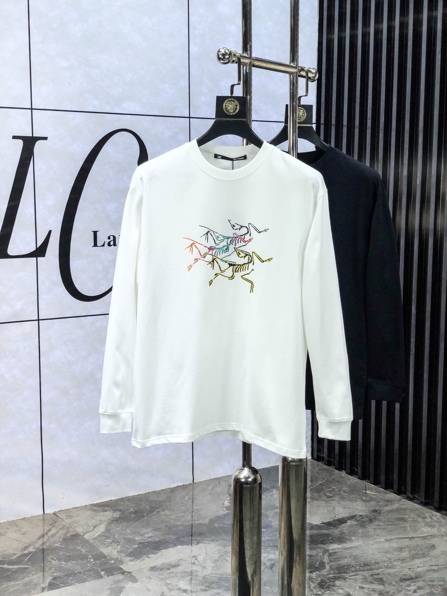 NO:684719,.Arc'teryx.25FW new autumn and winter round neck long Tee, men's chest element decorated round neck long sleeve T-shirt bottoming shirt!  Trading company channels are rare, ahead of GW sales!  Basic solid color round neck style, w6 is basically an indispensable and versatile item in the wardrobe!  It is made of 275 grams of pure cotton that is custom-woven and dyed by customers. The fabric is treated with carbon technology and has a soft and delicate velvet texture on the surface. It is very skin-friendly and comfortable. It can not only give you a fashionable and stylish dressing effect, but also provide effective warmth and breathability. It has excellent quality and texture, and can easily beat all autumn and winter T-shirt fabrics on the market!  The neckline, cuffs and hem are all ribbed and spliced, making it more wear-resistant. At the same time, the overall neat and precise cutting embodies a natural sense of grandeur. The overall clean style shows a low-key luxury sense of high-end. It is fully in line with modern people's practicality and high matching of clothing, and it also has a sense of fashion. m-3xl  m wear 175/130,arc'teryx,tees,t-shirt,19860909.始祖鸟.25FW秋冬新款圆领长Tee,男士胸前元素装饰圆领长袖T恤打底衫！贸易公司渠道稀出,领先GW发售！基础纯色圆领款式,w6基本都是衣橱里必不可少的百搭单品！ 甄选客供定织定染275克纯棉材质制成,面料做碳素工艺处理,表面软糯细腻的绒毛质地,相当亲肤舒适,既能给你时尚有型的着身效果,又能起到有效的保暖透气性,极佳的品相质感,轻松碾压市面所有秋冬T恤面料！领口、袖口以及下摆都做了罗纹拼接的处理,在穿着上做到更加的久穿耐磨,同时整体工整细密的走线裁剪,更是体现着一种浑然天成的大气感,整体净版的款式更是显露出低调奢华的高级感,完全符合现代人对于穿衣的实穿性跟高搭配度,还兼具时尚感,m-3xl m穿175/130,arc'teryx,tees，t-shirt,,Men's clothing