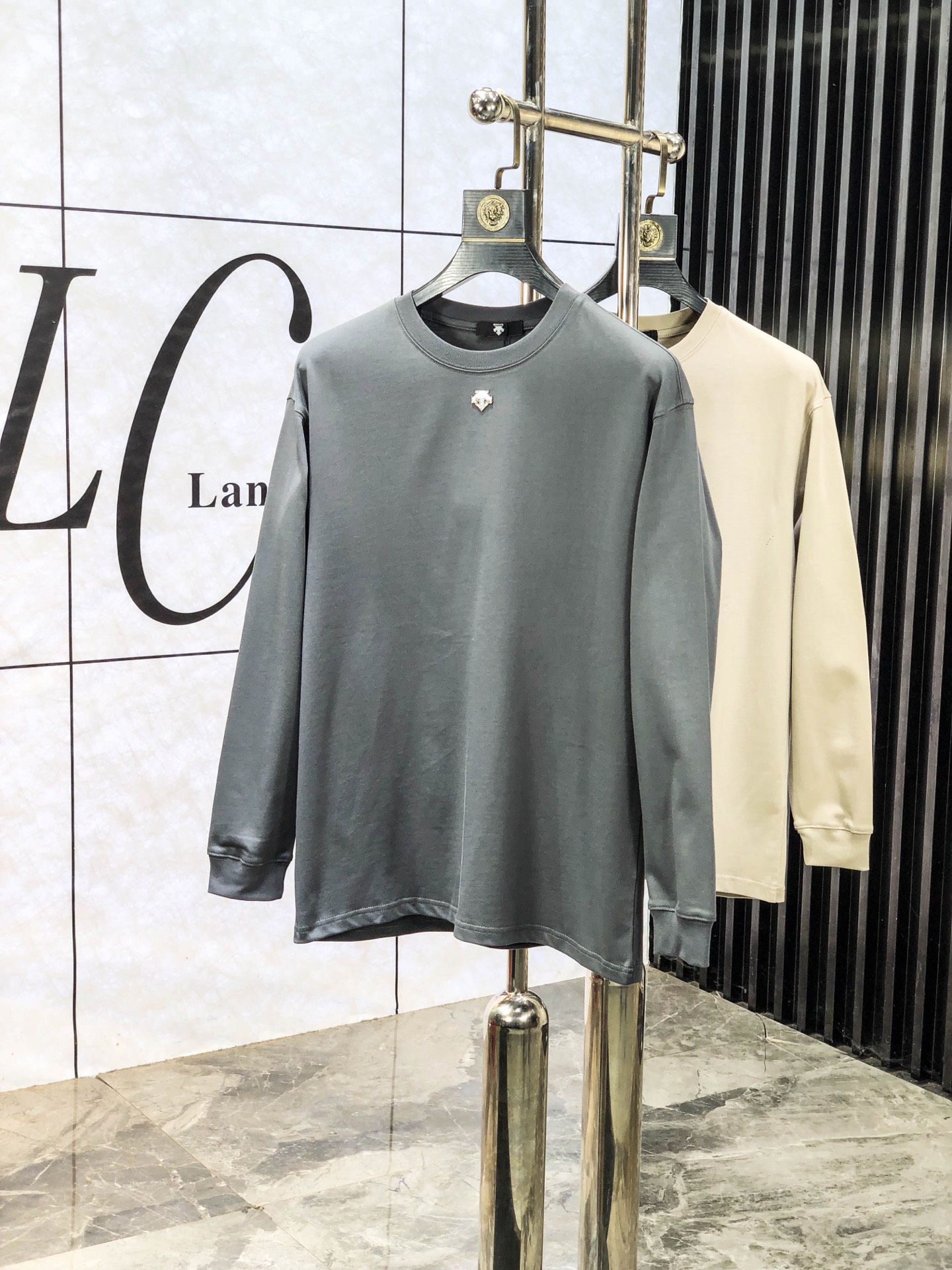 NO:684721,.Descente.25FW new autumn and winter round neck long Tee, men's chest element decorated round neck long sleeve T-shirt bottoming shirt!  Trading company channels are rare, ahead of GW sales!  Basic solid color round neck style, w6 is basically an indispensable and versatile item in the wardrobe!  It is made of 275 grams of pure cotton that is custom-woven and dyed by customers. The fabric is treated with carbon technology and has a soft and delicate velvet texture on the surface. It is very skin-friendly and comfortable. It can not only give you a fashionable and stylish dressing effect, but also provide effective warmth and breathability. It has excellent quality and texture, and can easily beat all autumn and winter T-shirt fabrics on the market!  The collar, cuffs and hem are all ribbed and spliced, making it more wear-resistant. At the same time, the overall neat and detailed cutting embodies a natural sense of grandeur. The overall clean style shows a low-key luxury sense of luxury. It is fully in line with modern people's practicality and high matching of clothing, and it also has a sense of fashion. m-3xl m wears 175/130, tees, t-shirt,19860909.迪桑特.25FW秋冬新款圆领长Tee,男士胸前元素装饰圆领长袖T恤打底衫！贸易公司渠道稀出,领先GW发售！基础纯色圆领款式,w6基本都是衣橱里必不可少的百搭单品！ 甄选客供定织定染275克纯棉材质制成,面料做碳素工艺处理,表面软糯细腻的绒毛质地,相当亲肤舒适,既能给你时尚有型的着身效果,又能起到有效的保暖透气性,极佳的品相质感,轻松碾压市面所有秋冬T恤面料！领口、袖口以及下摆都做了罗纹拼接的处理,在穿着上做到更加的久穿耐磨,同时整体工整细密的走线裁剪,更是体现着一种浑然天成的大气感,整体净版的款式更是显露出低调奢华的高级感,完全符合现代人对于穿衣的实穿性跟高搭配度,还兼具时尚感,m-3xl m穿175/130,,tees，t-shirt,,Men's clothing