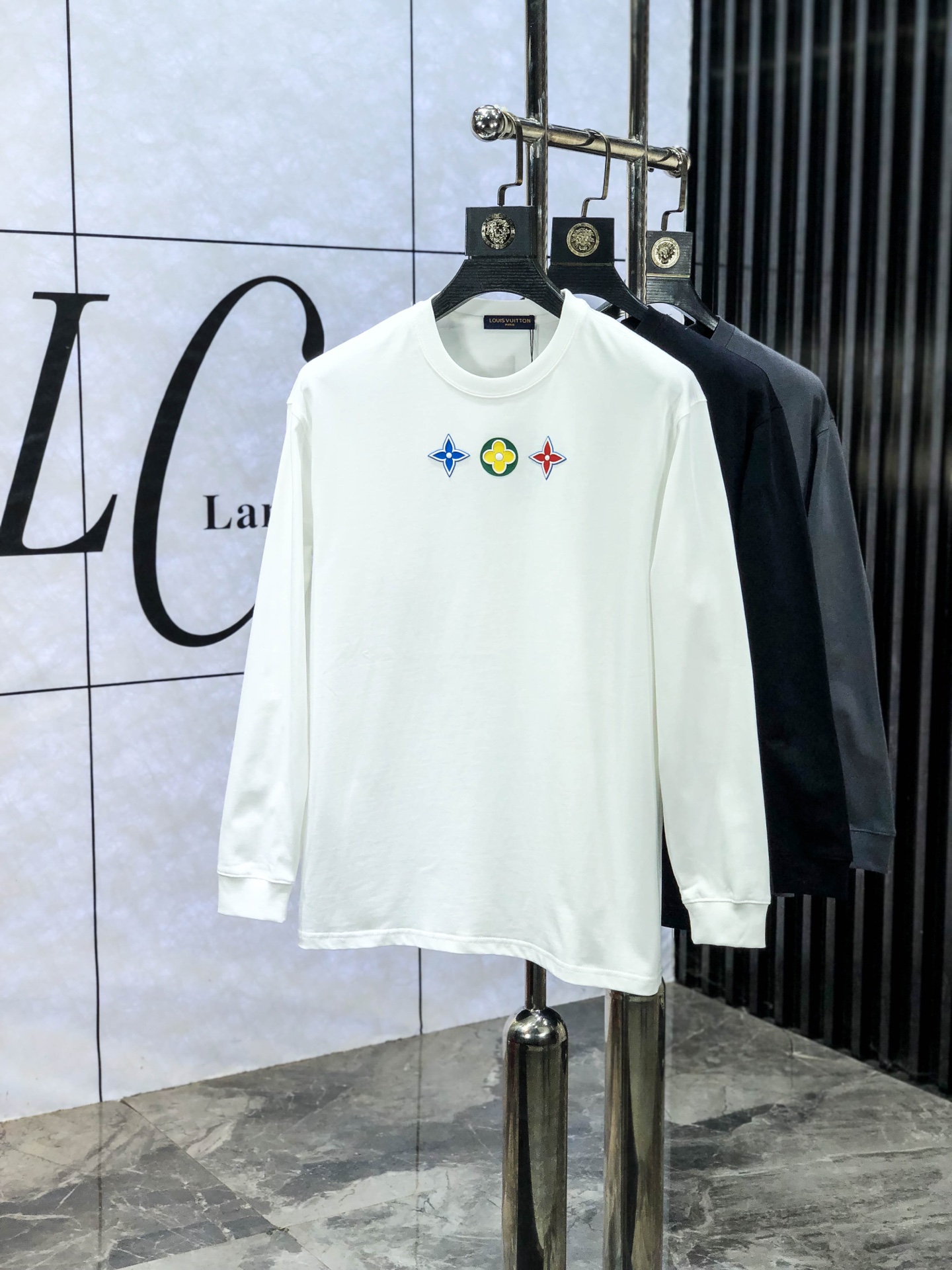 NO:684731,.Lv.25FW new autumn and winter round neck long Tee, men's chest element decorated round neck long sleeve T-shirt bottoming shirt!  Trading company channels are rare, ahead of GW sales!  Basic solid color round neck style, w6 is basically an indispensable and versatile item in the wardrobe!  It is made of 275 grams of pure cotton that is custom-woven and dyed by customers. The fabric is treated with carbon technology and has a soft and delicate velvet texture on the surface. It is very skin-friendly and comfortable. It can not only give you a fashionable and stylish dressing effect, but also provide effective warmth and breathability. It has excellent quality and texture, and can easily beat all autumn and winter T-shirt fabrics on the market!  The neckline, cuffs and hem are all ribbed and spliced, making it more wear-resistant. At the same time, the overall neat and precise cutting embodies a natural sense of grandeur. The overall clean style shows a low-key luxury sense of high-end. It is fully in line with modern people's practicality and high matching of clothing, and it also has a sense of fashion. m-3xl m wear 175/130,, louis  vuitton,tees,t-shirt,19860909.Lv.25FW秋冬新款圆领长Tee,男士胸前元素装饰圆领长袖T恤打底衫！贸易公司渠道稀出,领先GW发售！基础纯色圆领款式,w6基本都是衣橱里必不可少的百搭单品！ 甄选客供定织定染275克纯棉材质制成,面料做碳素工艺处理,表面软糯细腻的绒毛质地,相当亲肤舒适,既能给你时尚有型的着身效果,又能起到有效的保暖透气性,极佳的品相质感,轻松碾压市面所有秋冬T恤面料！领口、袖口以及下摆都做了罗纹拼接的处理,在穿着上做到更加的久穿耐磨,同时整体工整细密的走线裁剪,更是体现着一种浑然天成的大气感,整体净版的款式更是显露出低调奢华的高级感,完全符合现代人对于穿衣的实穿性跟高搭配度,还兼具时尚感,m-3xl m穿175/130,,louis vuitton,tees，t-shirt,,Men's clothing